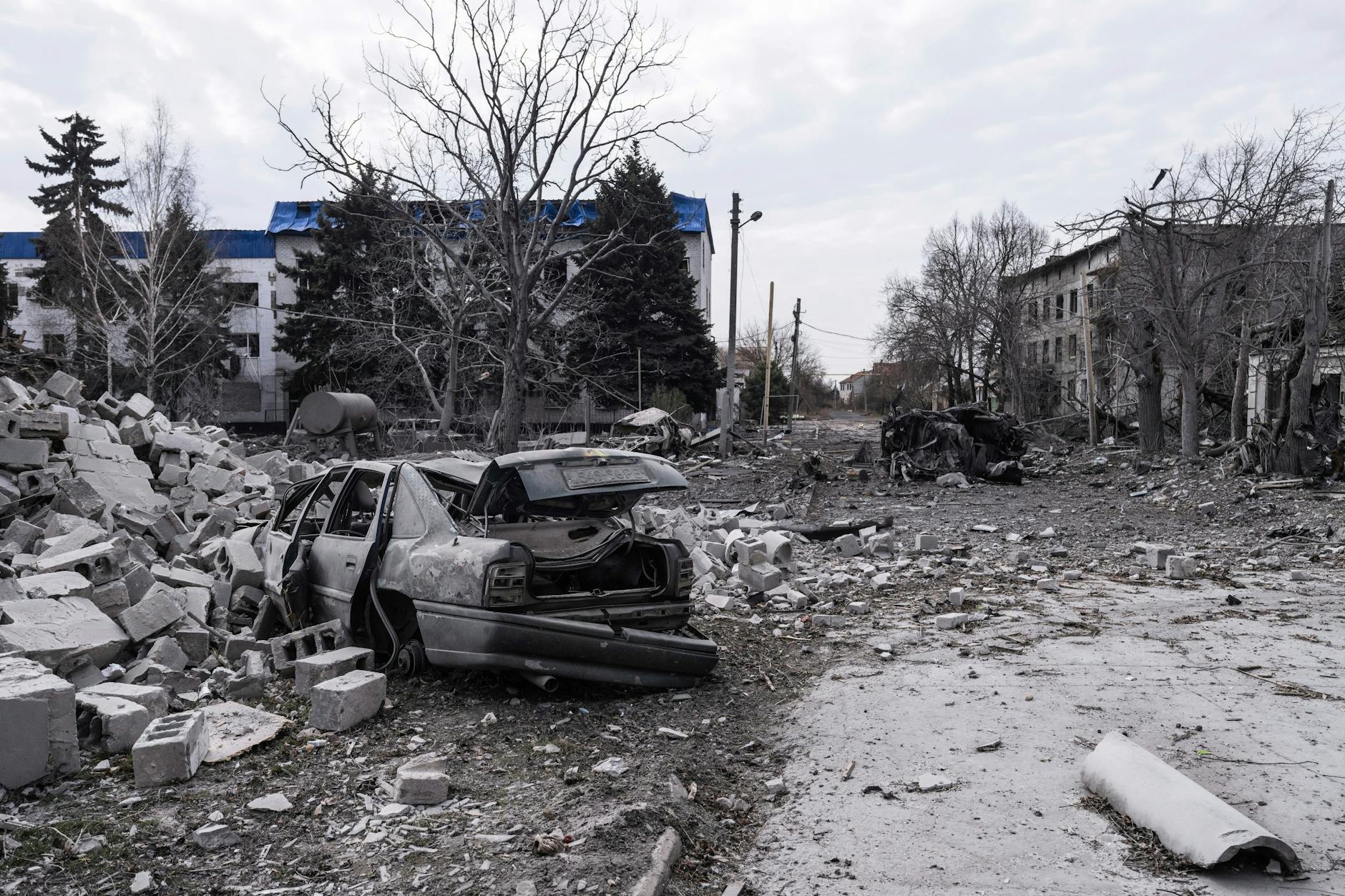 Ein zerstörtes Auto in Pokrowsk