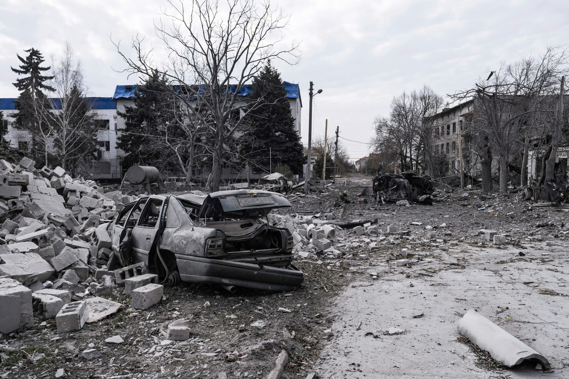 Ein zerstörtes Auto in Pokrowsk