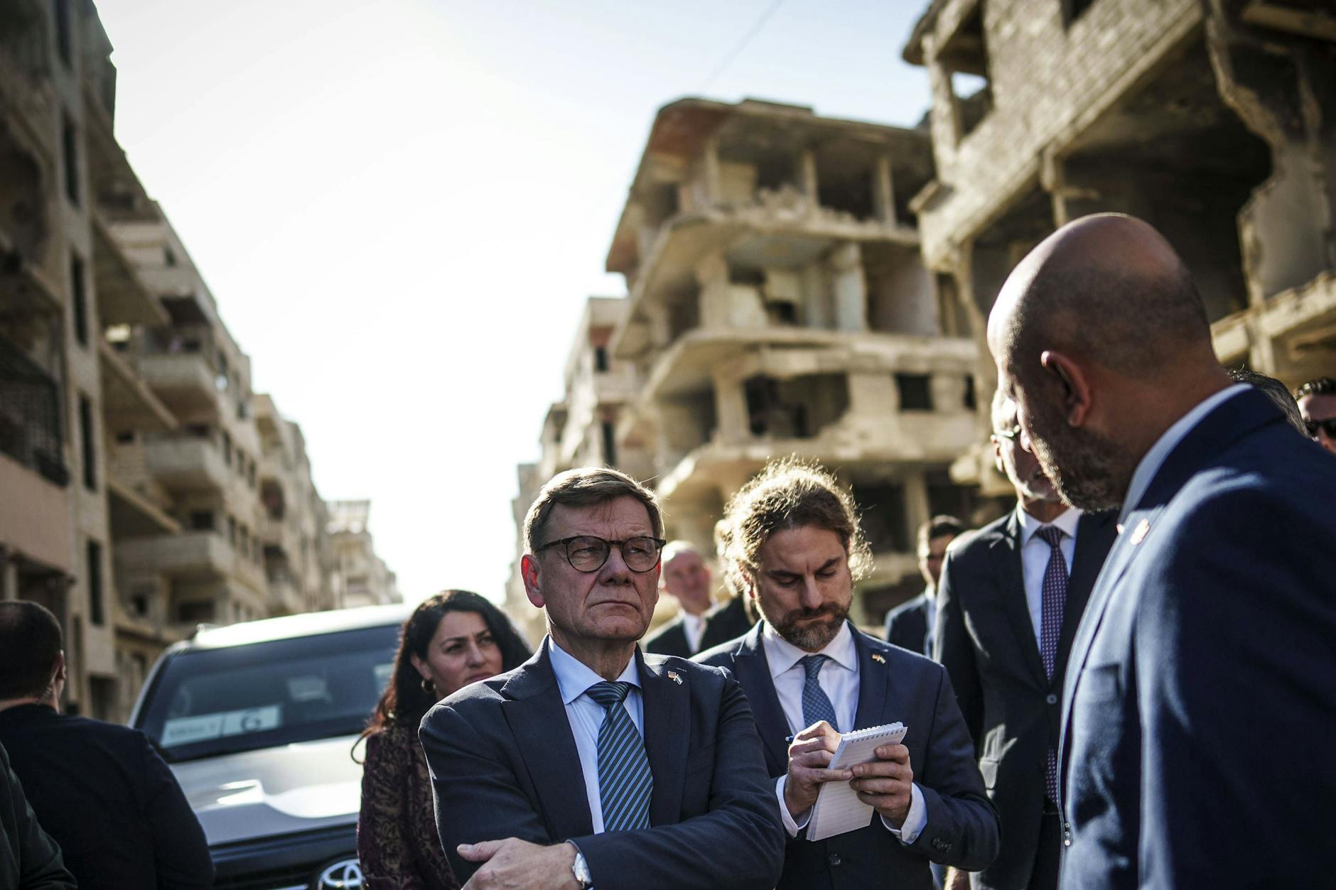 Außenminister Wadephul beim Besuch des Damaszener Vorortes Harasta mit dem syrischen Katastrophenschutzminister Raed al-Saleh