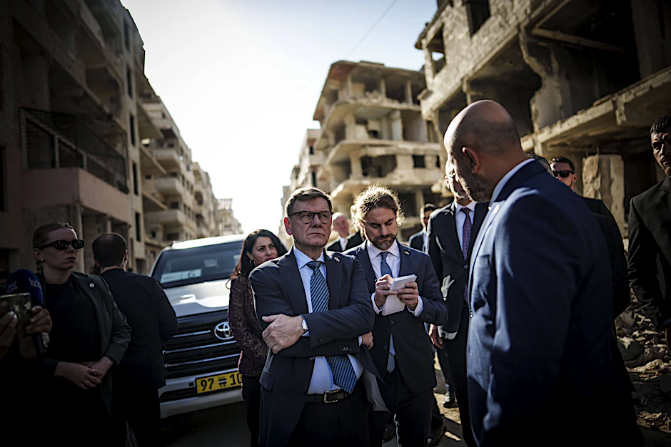 Außenminister Wadephul beim Besuch des Damaszener Vorortes Harasta mit dem syrischen Katastrophenschutzminister Raed al-Saleh