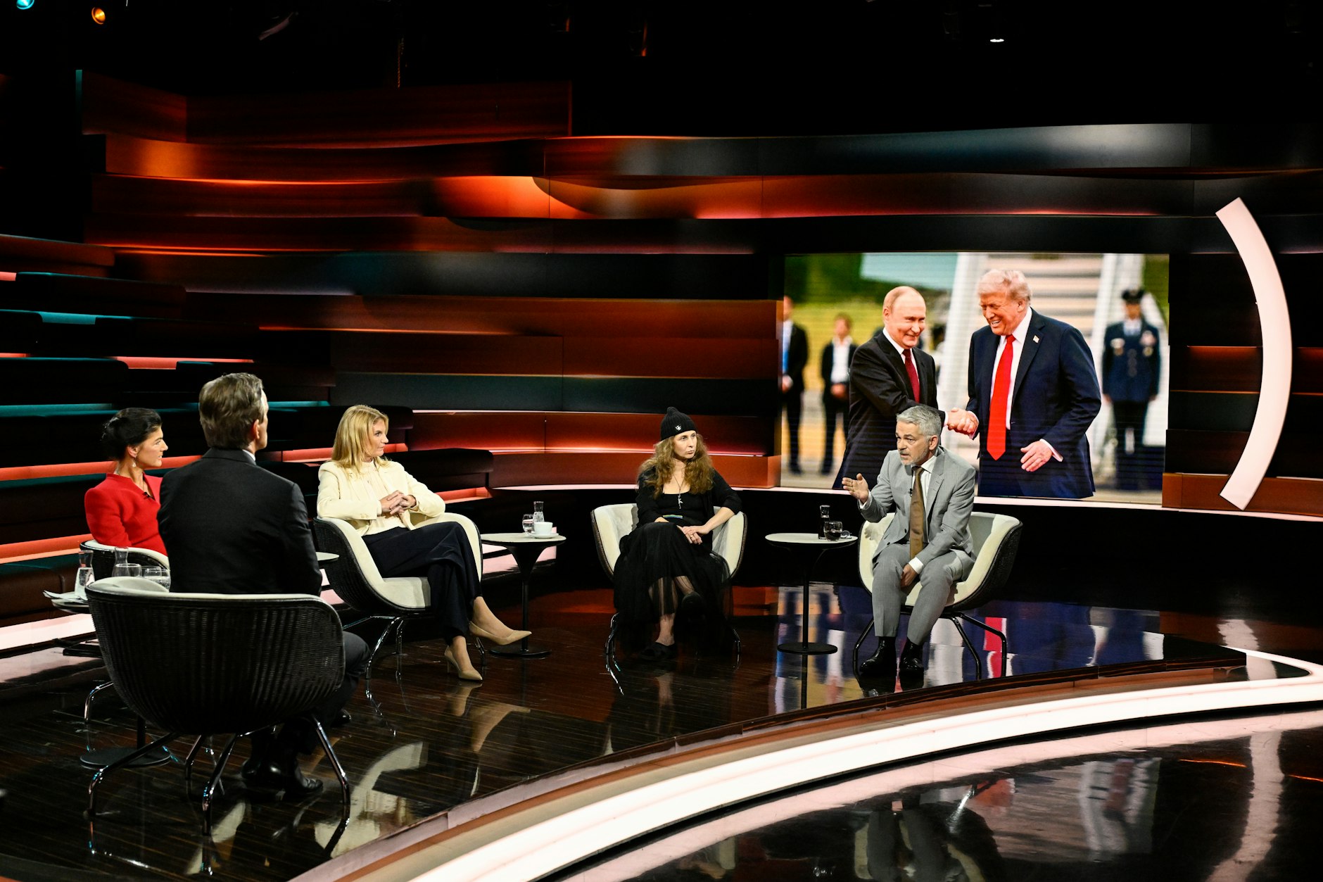 Markus Lanz hatte in seiner Sendung am 30. Oktober BSW-Vorsitzende Sahra Wagenknecht, Journalistin Kerstin Münstermann, Aktivistin Maria Aljochina und Militärexperte Carlo Masala zu Gast.