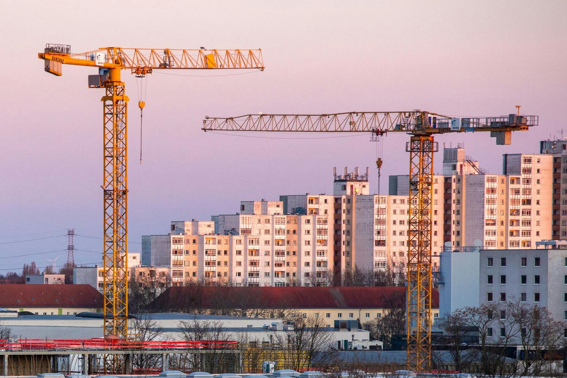 Der Berliner Wohnungsbau liegt am Boden. Das soll sich jetzt mit dem kürzlich beschlossenen Bau-Turbo ändern. Doch in den Bezirksämtern regt sich Widerstand.