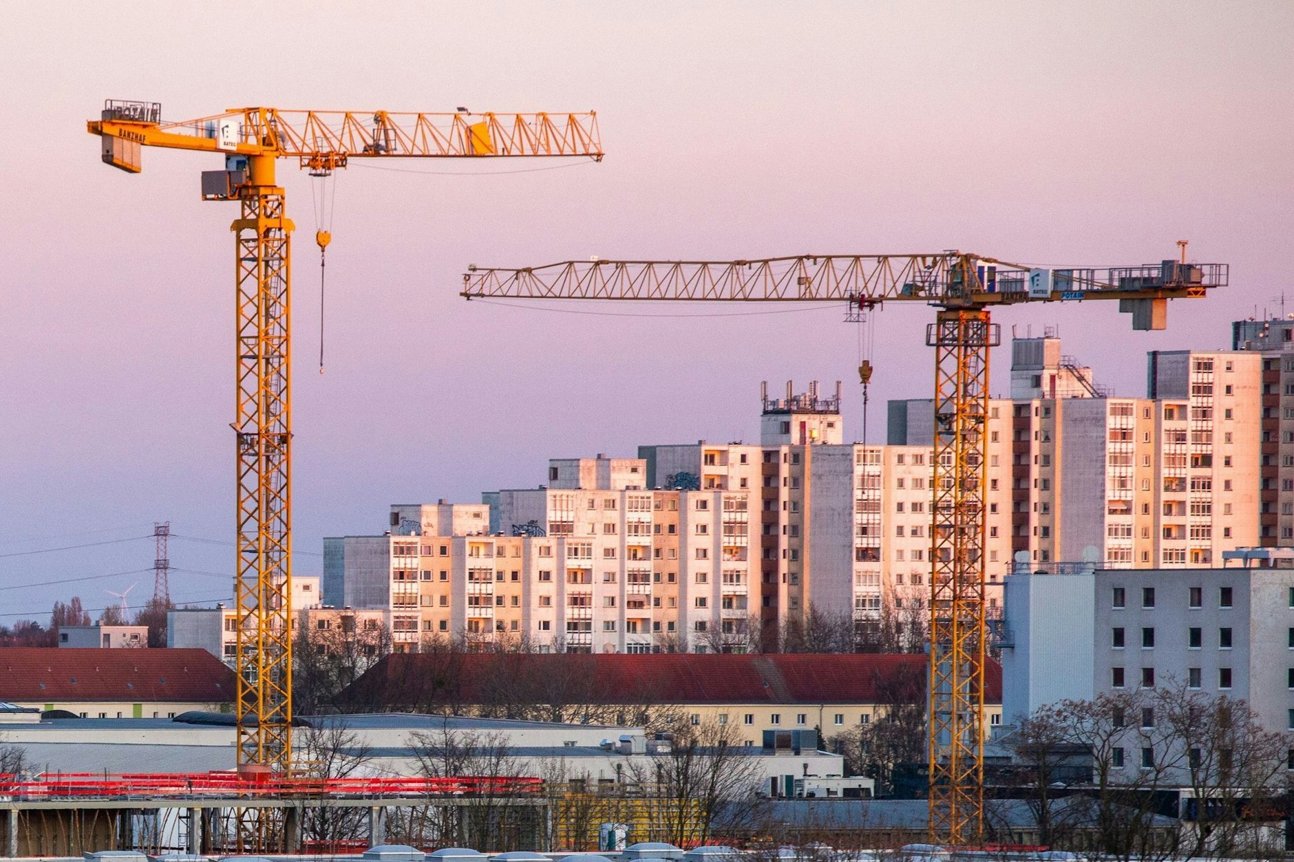 Der Berliner Wohnungsbau liegt am Boden. Das soll sich jetzt mit dem kürzlich beschlossenen Bau-Turbo ändern. Doch in den Bezirksämtern regt sich Widerstand.