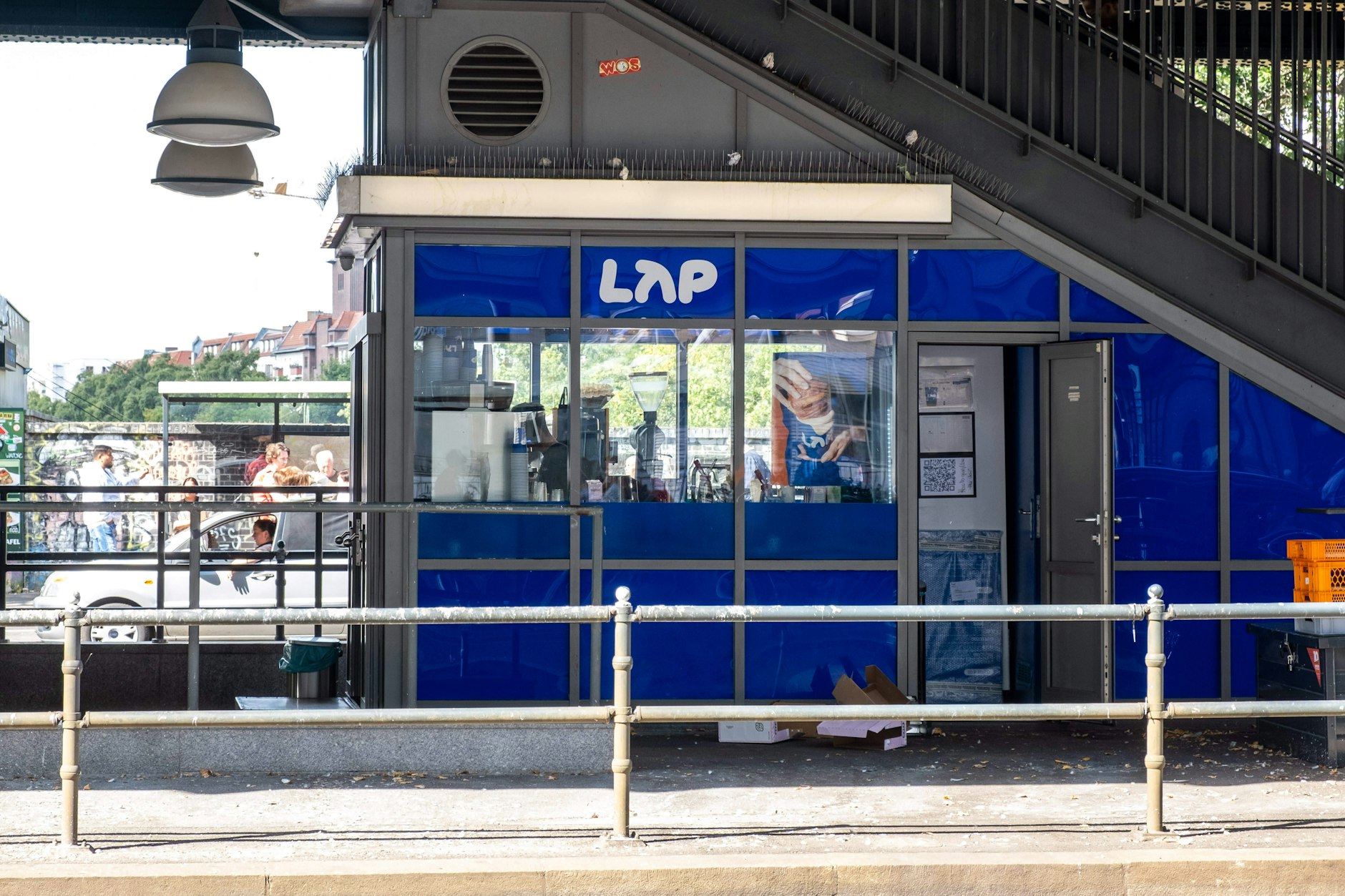 Eine Filiale der Cafe-Kette LAP an der Schönhauser Allee in Prenzlauer Berg.