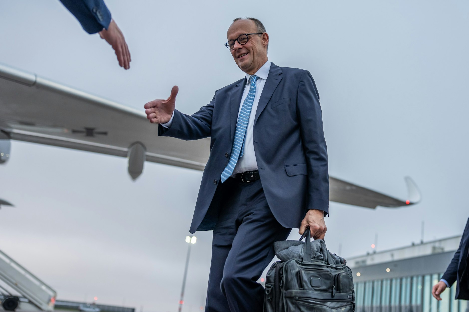 Brandenburg, Schönefeld: Bundeskanzler Friedrich Merz (CDU) geht zum Flugzeug der Flugbereitschaft der Luftwaffe, um zum Gaza-Gipfel in Scharm el Scheich zu reisen.