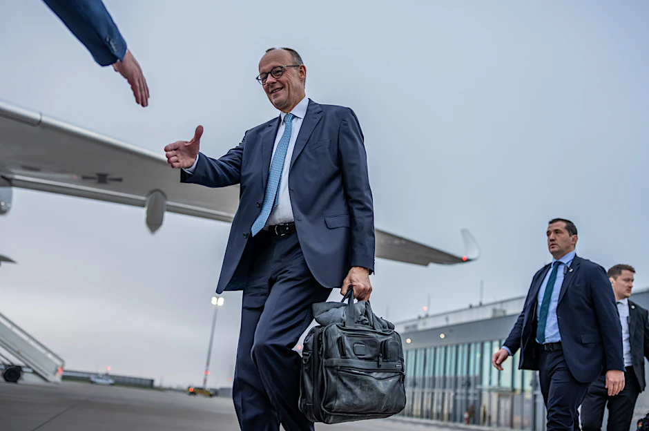 Brandenburg, Schönefeld: Bundeskanzler Friedrich Merz (CDU) geht zum Flugzeug der Flugbereitschaft der Luftwaffe, um zum Gaza-Gipfel in Scharm el Scheich zu reisen.