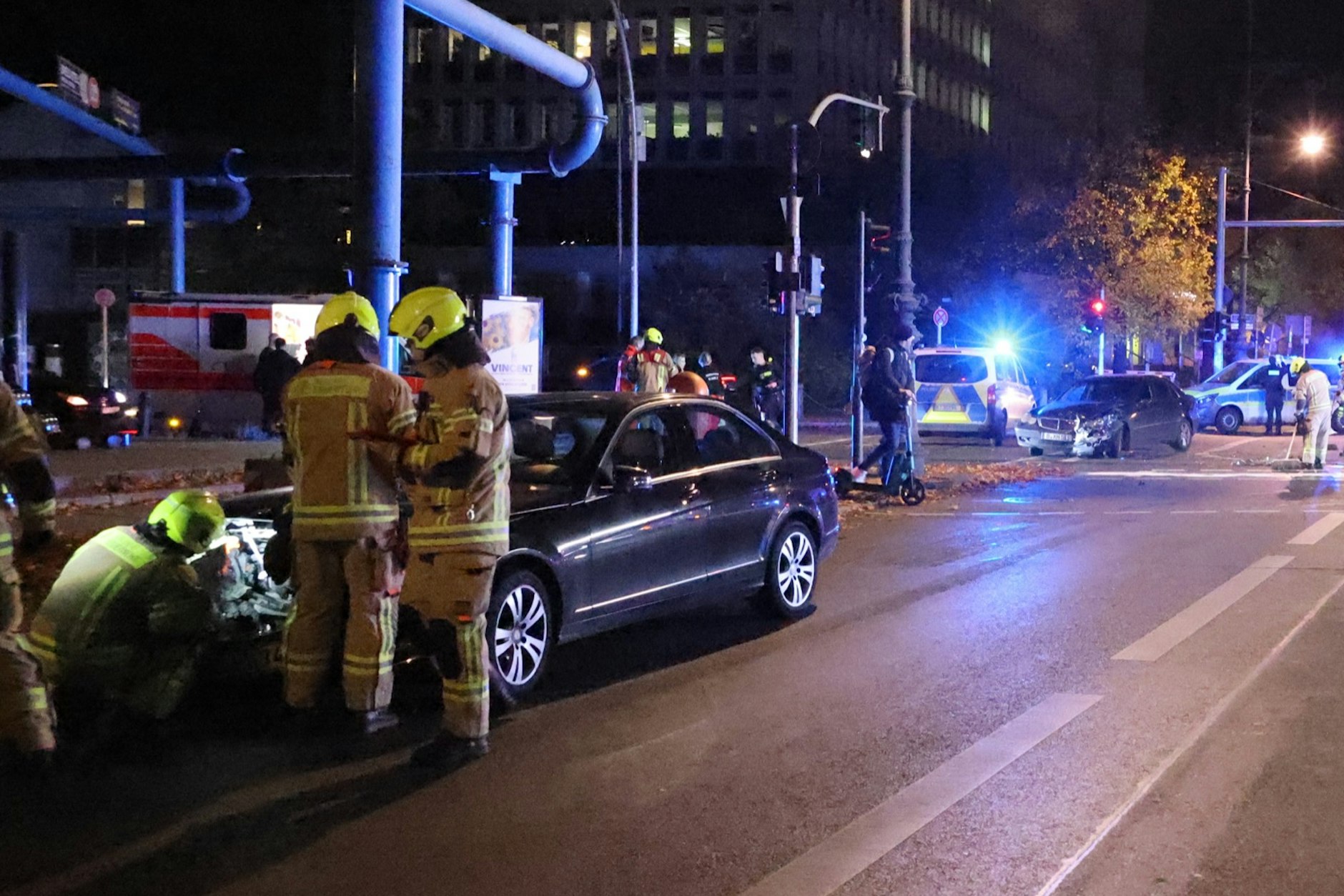 Bei dem Unfall wurden zwei Autos zerstört und drei Personen verletzt.