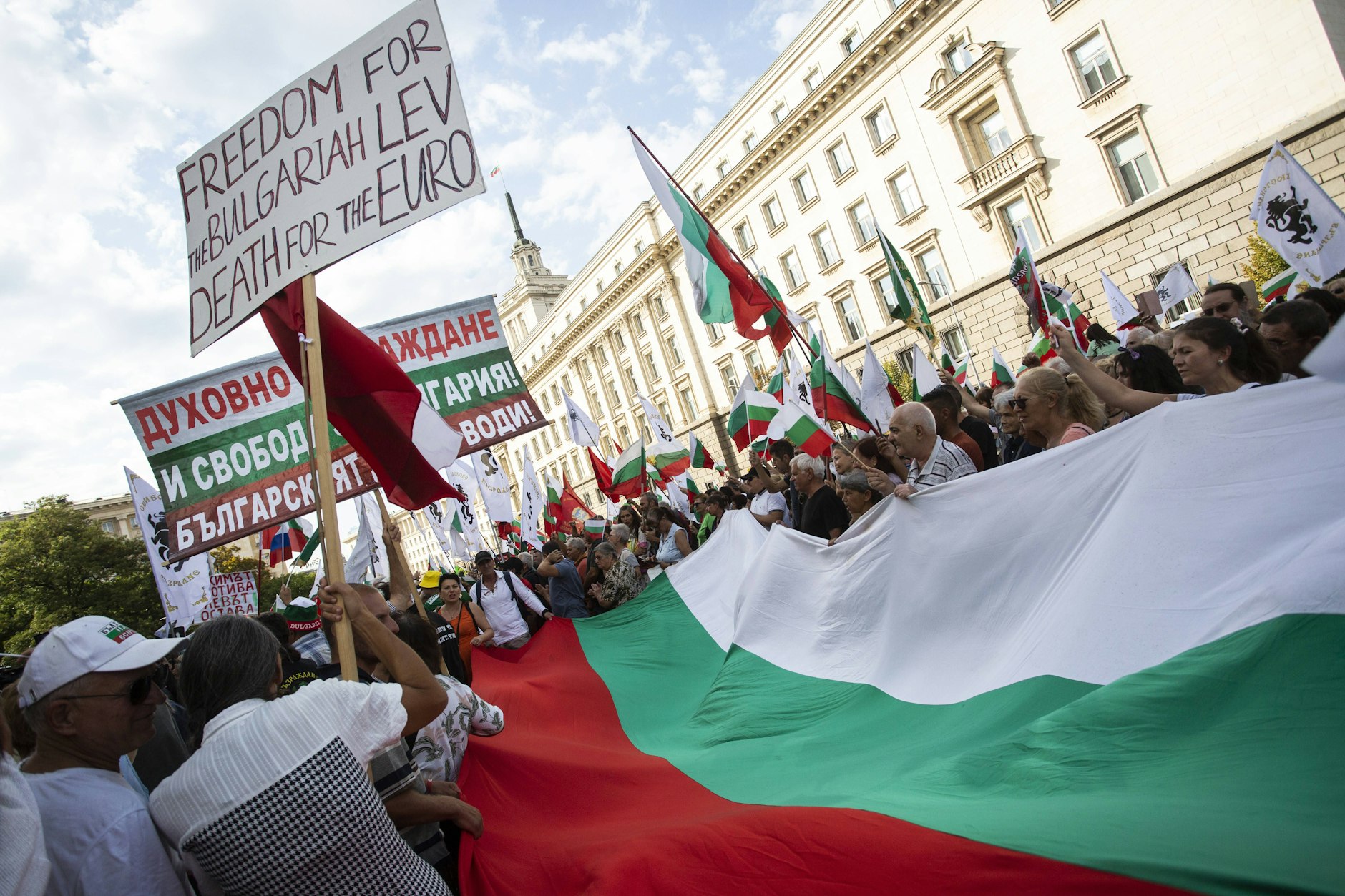 Auf den Straßen von Sofia demonstrieren Bulgaren gegen die Einführung des Euro.