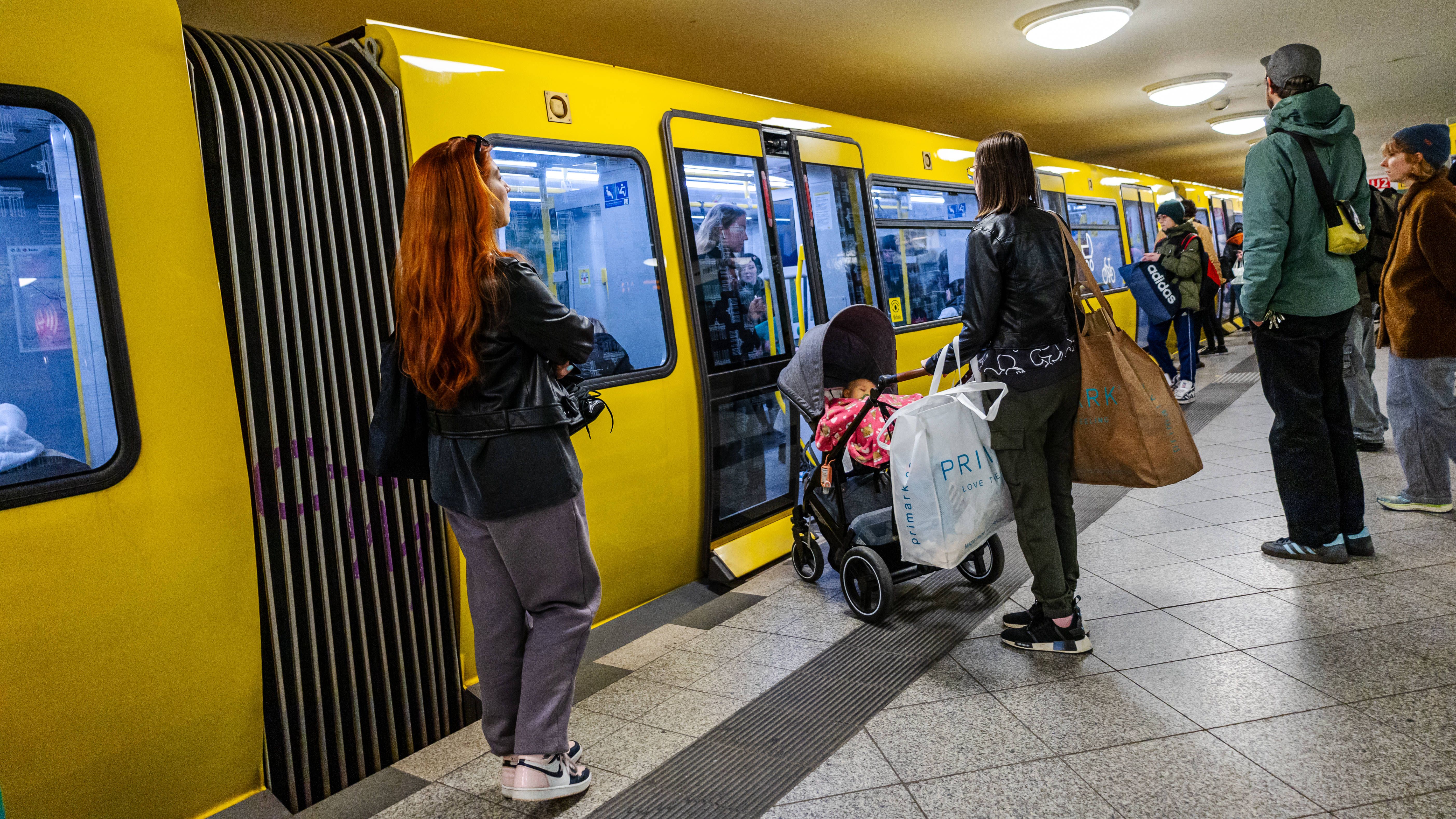 BVG kriegt in U-Bahnen die Tür nicht zu: Blockierer lachen über 50-Euro-Strafe