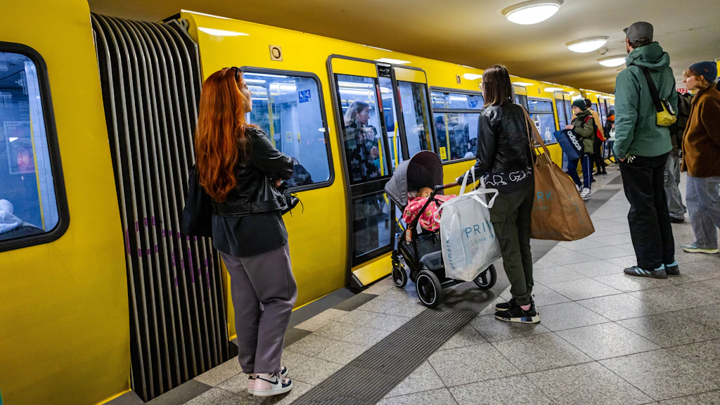 BVG kriegt in U-Bahnen die Tür nicht zu: Blockierer lachen über 50-Euro-Strafe