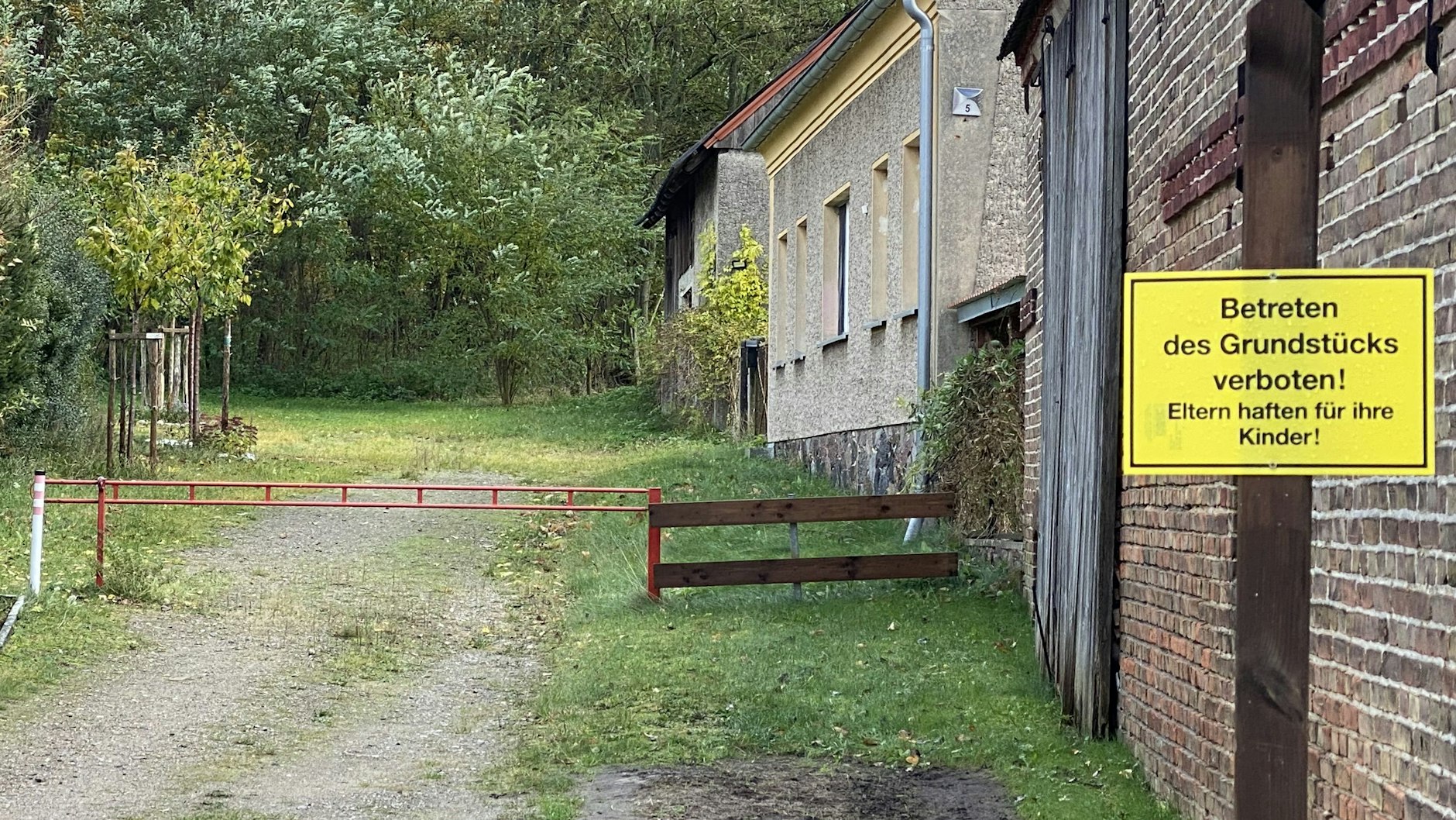 Seit Jahren wollen die Mietzners zu ihrem Haus kommen, doch der Eigentümer des Weges verwehrt ihnen die Zufahrt.