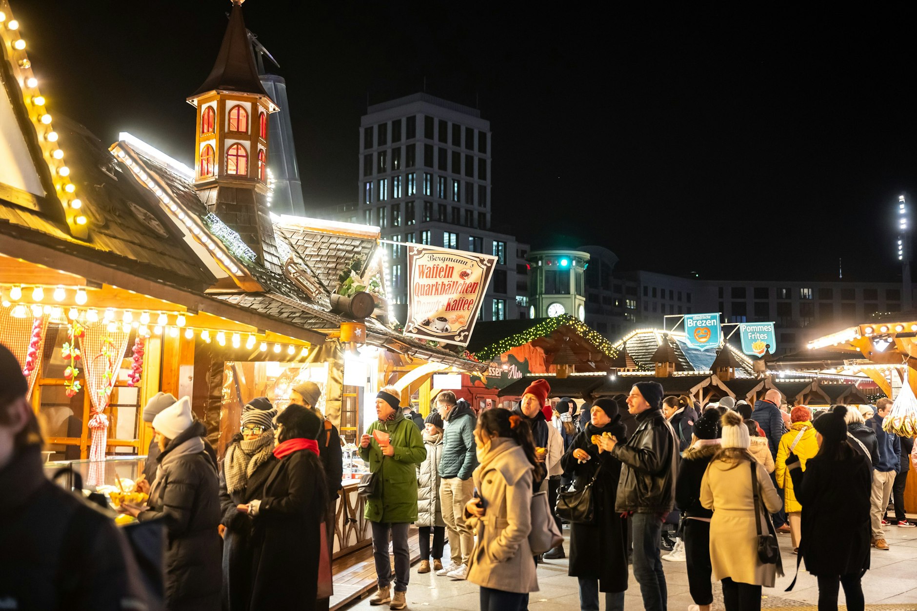 Am Potsdamer Platz ist der Weihnachtsmarkt schon geöffnet.