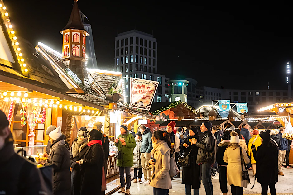 Am Potsdamer Platz ist der Weihnachtsmarkt schon geöffnet.