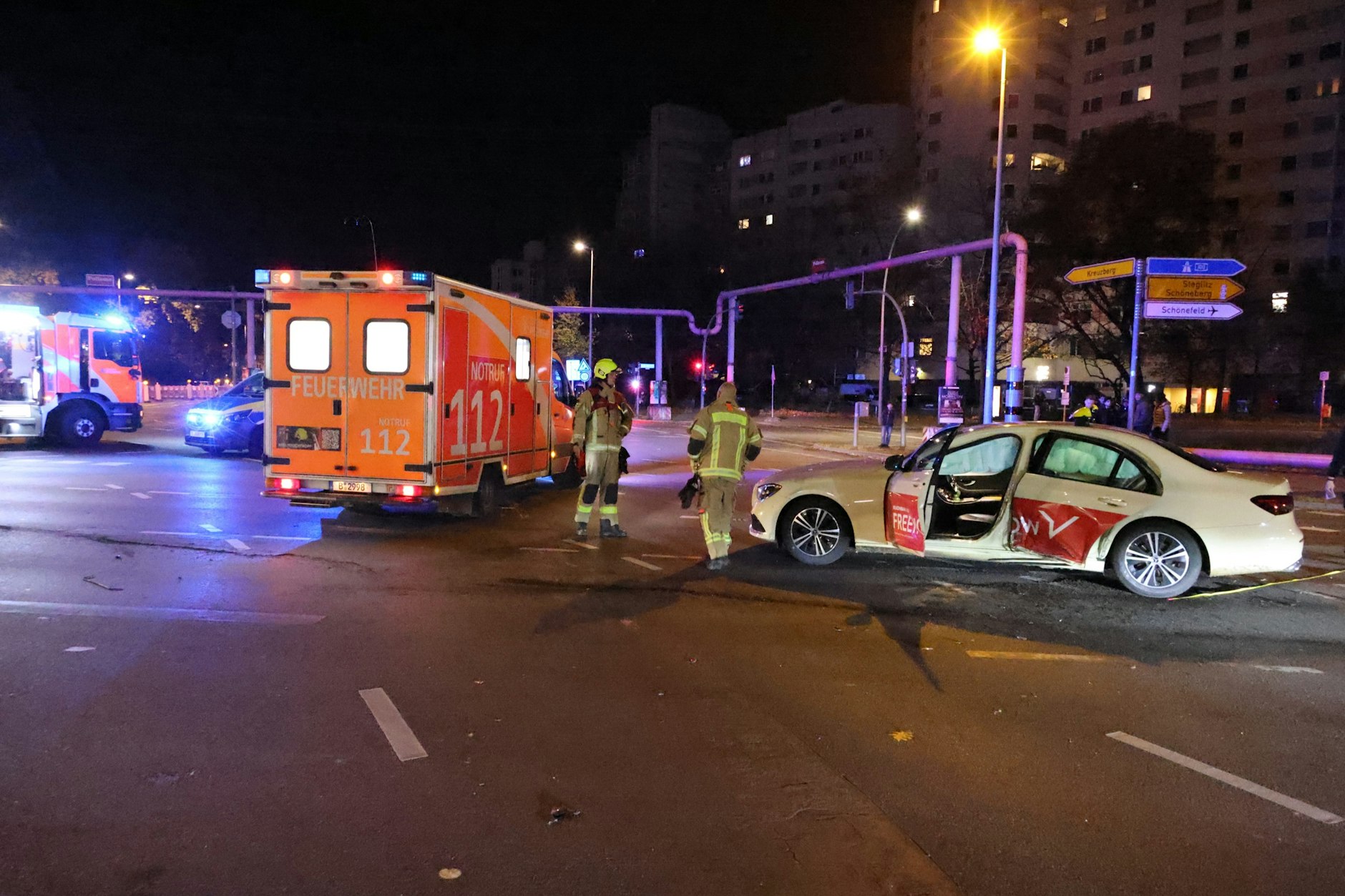 In Schöneberg hat es gegen Mitternacht an der Kreuzung An der Urania und Kurfürstenstraße gekracht.