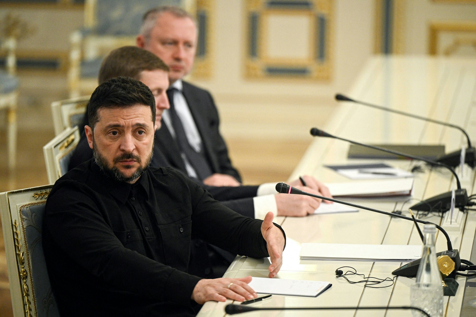 Präsident Wolodymyr Selenskyj tritt immer autoritärer auf, kritisieren ukrainische Abgeordnete.