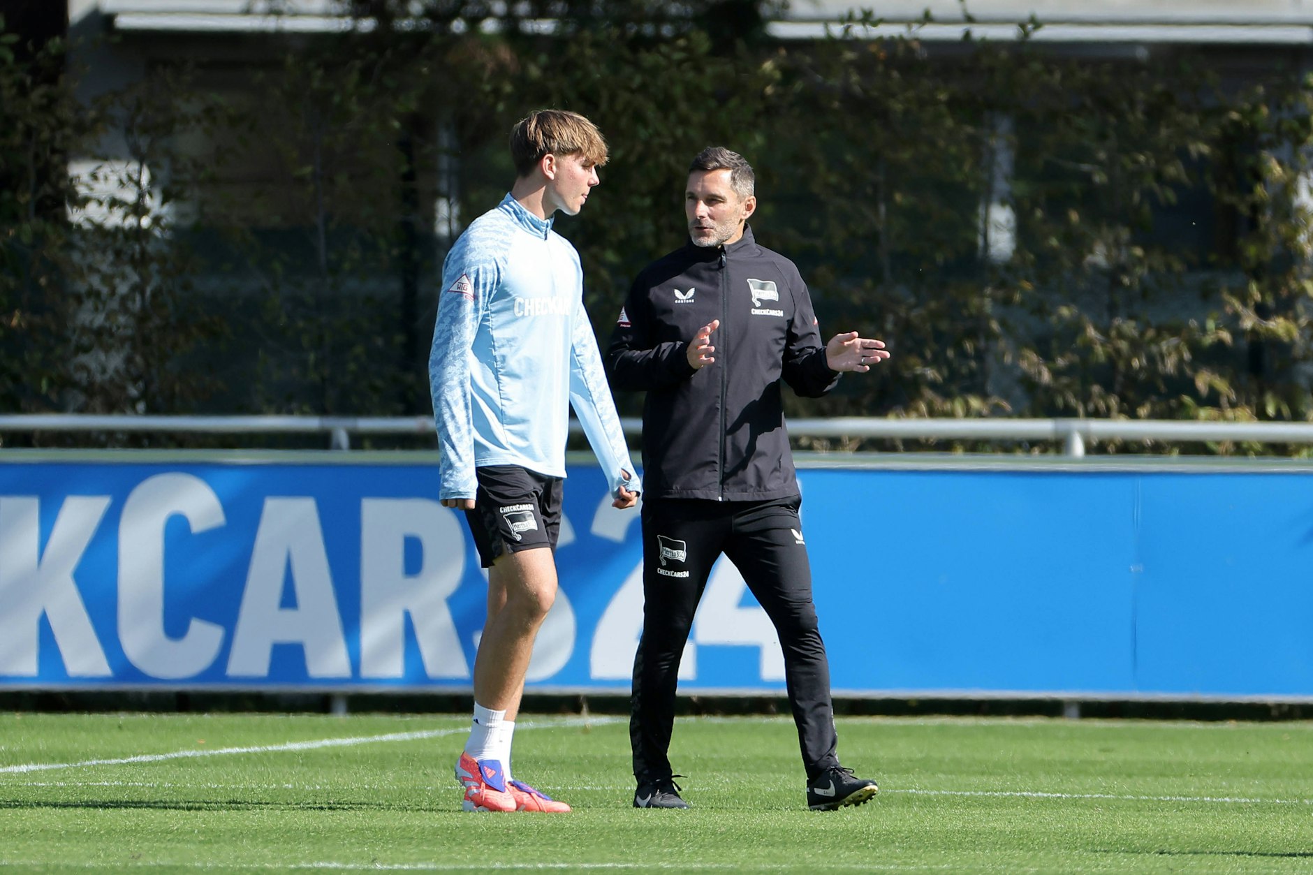 Hertha-Coach Stefan Leitl im Trainingsgespräch mit Kennet Eichhorn. 