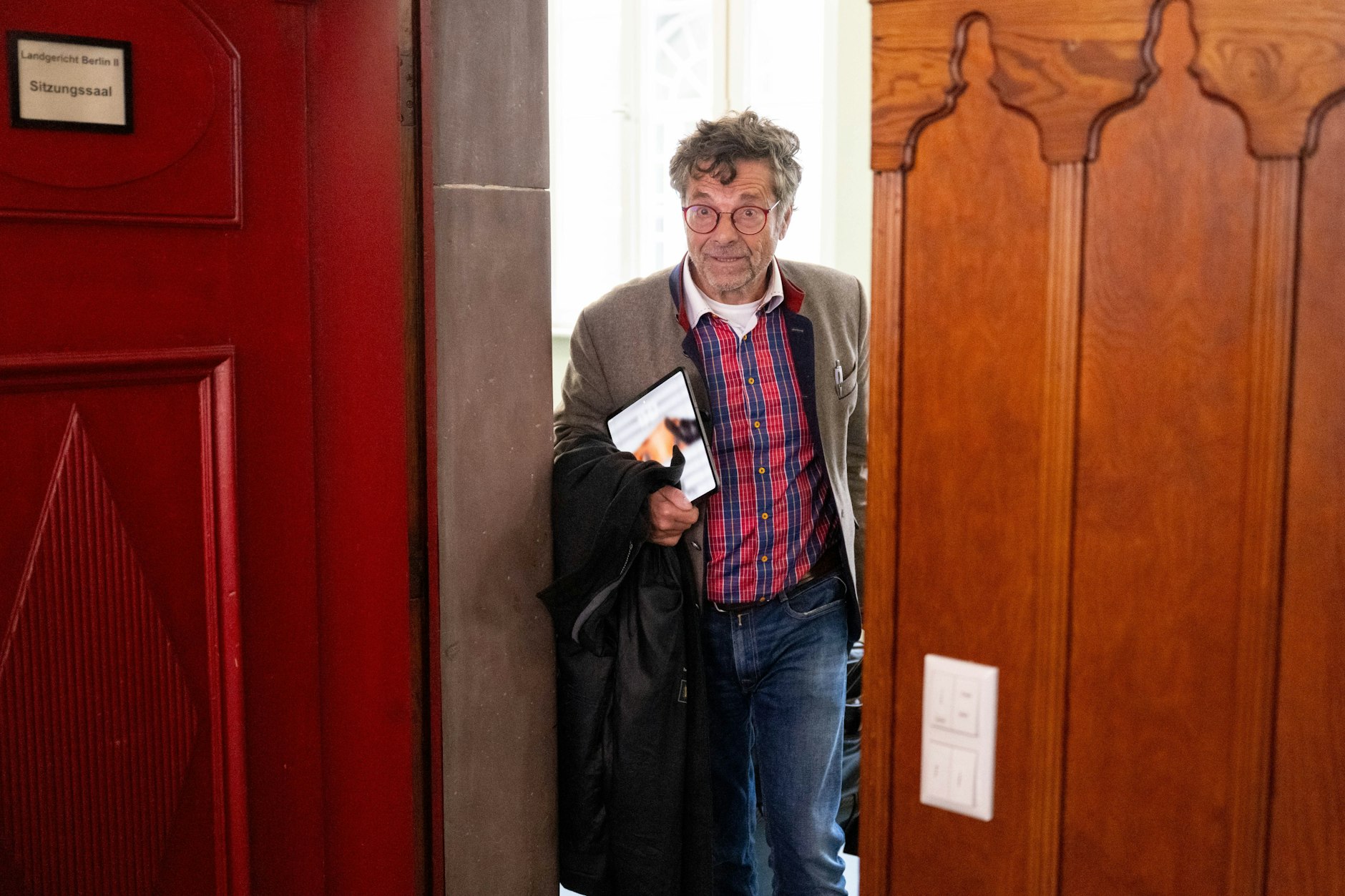 Diether Dehm, Musiker und ehemaliger Bundestagsabgeordneter, betritt einen Saal im Landgericht. (22.10.25). Dehm klagte gegen die BSW-Vorsitzende Wagenknecht.