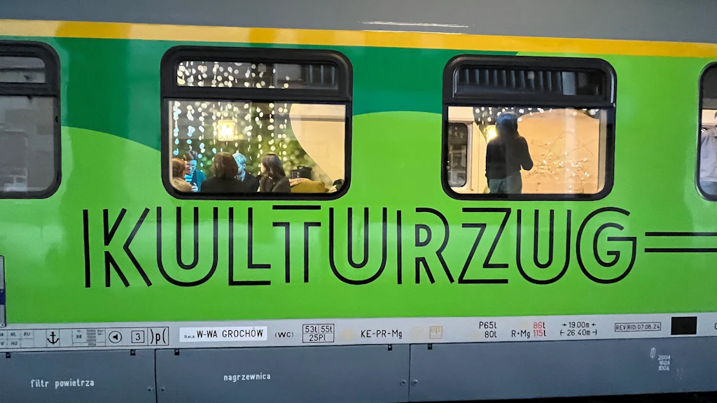 Testlauf im vergangenen Jahr: Im Februar 2025 charterte die Kulturprojekte GmbH einen Salonwagen des Zugbetreibers PKP Intercity. Er verkehrte als Teil des regulären Eurocity sechsmal zwischen Berlin und Warschau – mit vielen Kulturangeboten an Bord.