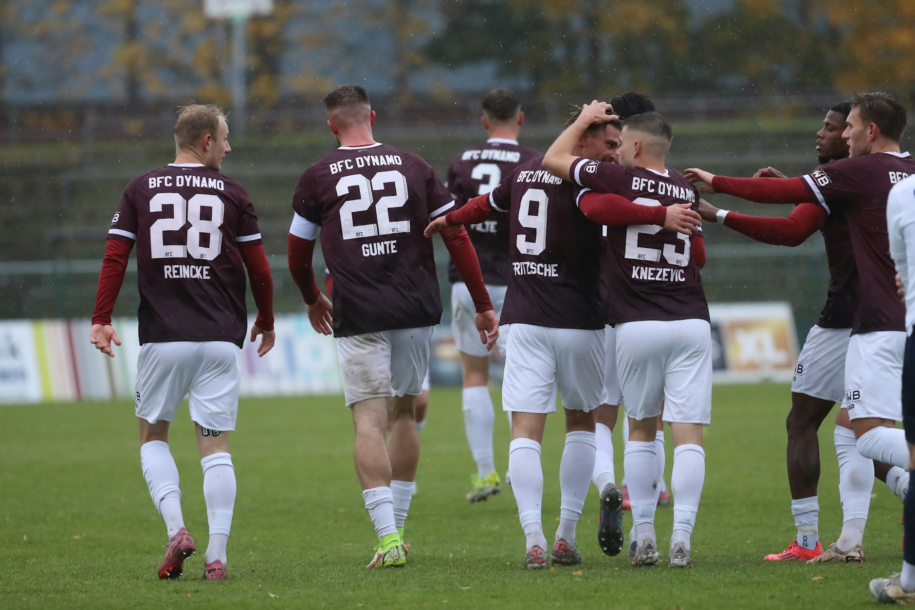 Die Dynamos bejubeln beim 2:1 über Eilenburg das Tor zum 1:1-Ausgleich. Auch in Leipzig wollen sie wieder was zum Feiern einspielen.