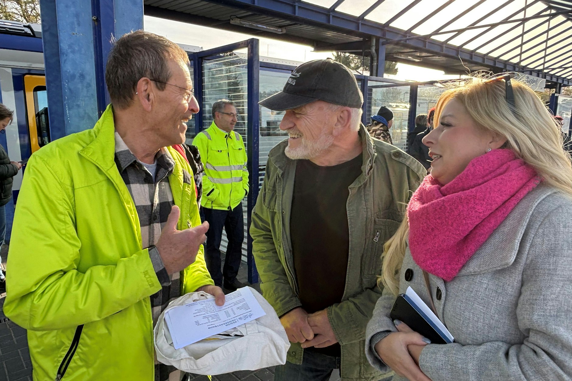 Vor der Abreise in Basdorf: Helmut Knieper (78) und Dietmar Seefeldt (70) von der kommunalen Arbeitsgemeinschaft Region Heidekrautbahn und die CDU-Landtagsabgeordnete Nicole Walter-Mundt.