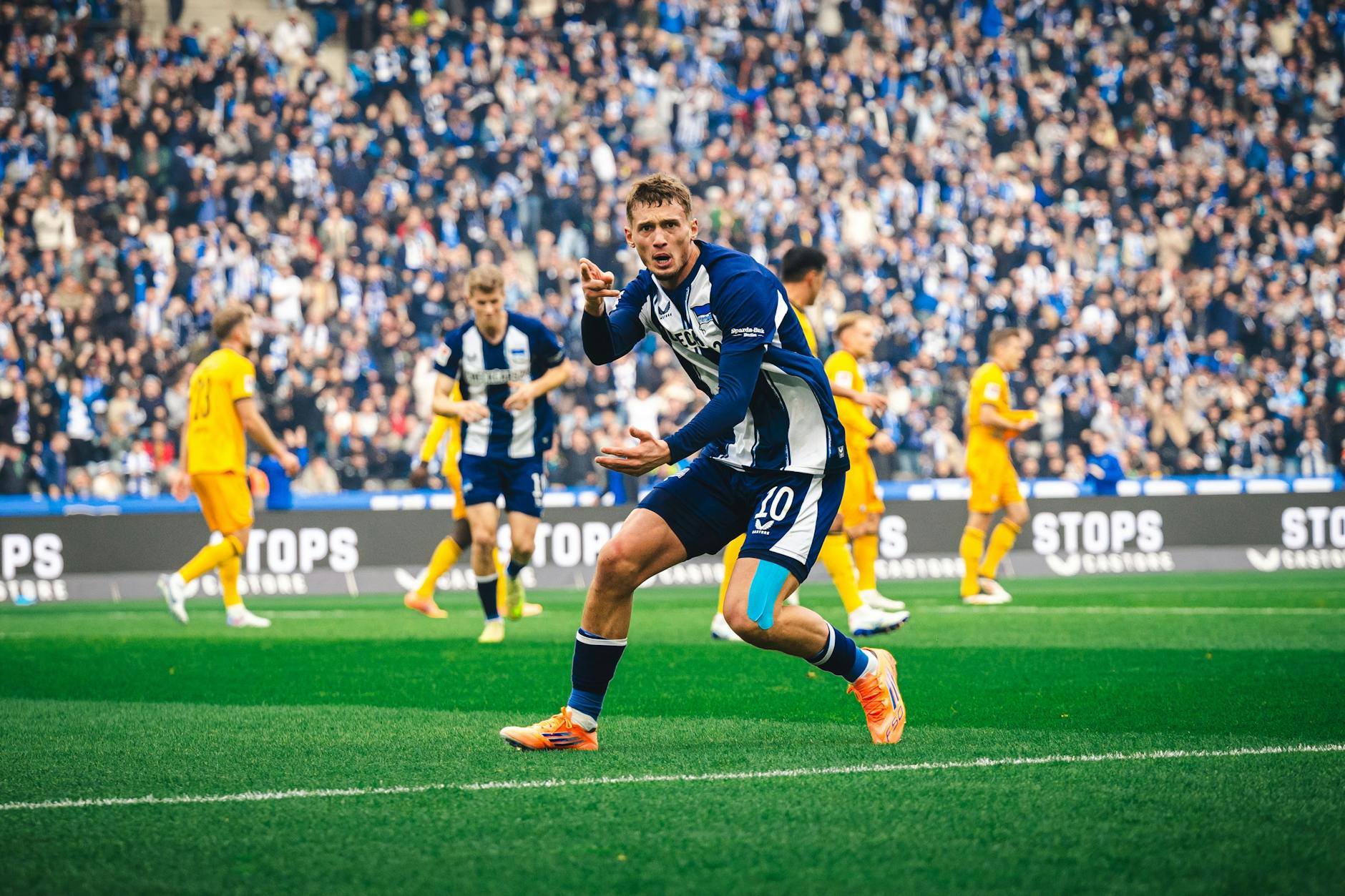 Michael Cuisance von Hertha BSC feiert das Tor zum 1:0 während des Spiels zwischen Hertha BSC und Dynamo Dresden.