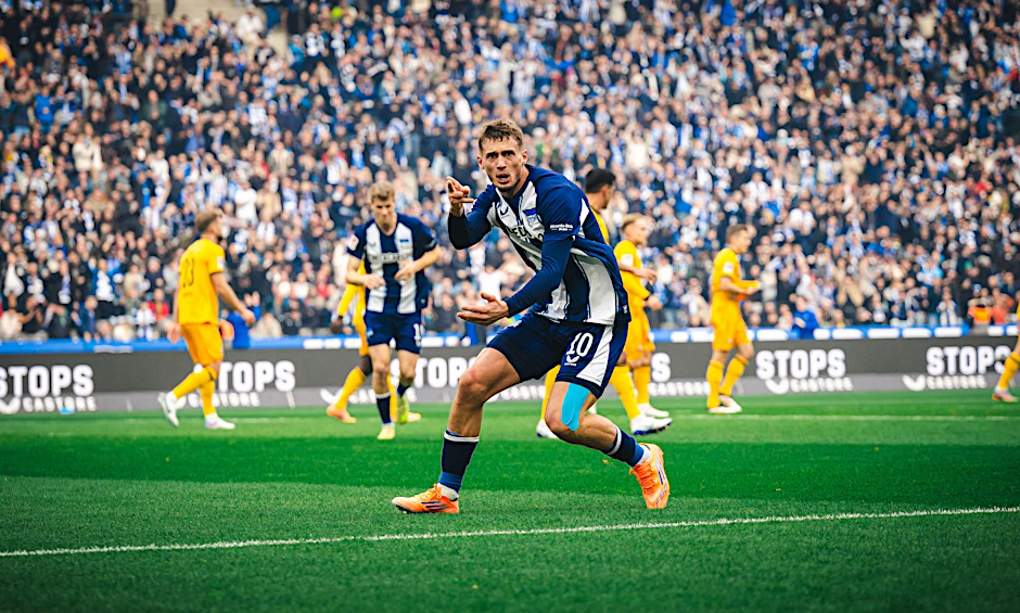 Michael Cuisance von Hertha BSC feiert das Tor zum 1:0 während des Spiels zwischen Hertha BSC und Dynamo Dresden.
