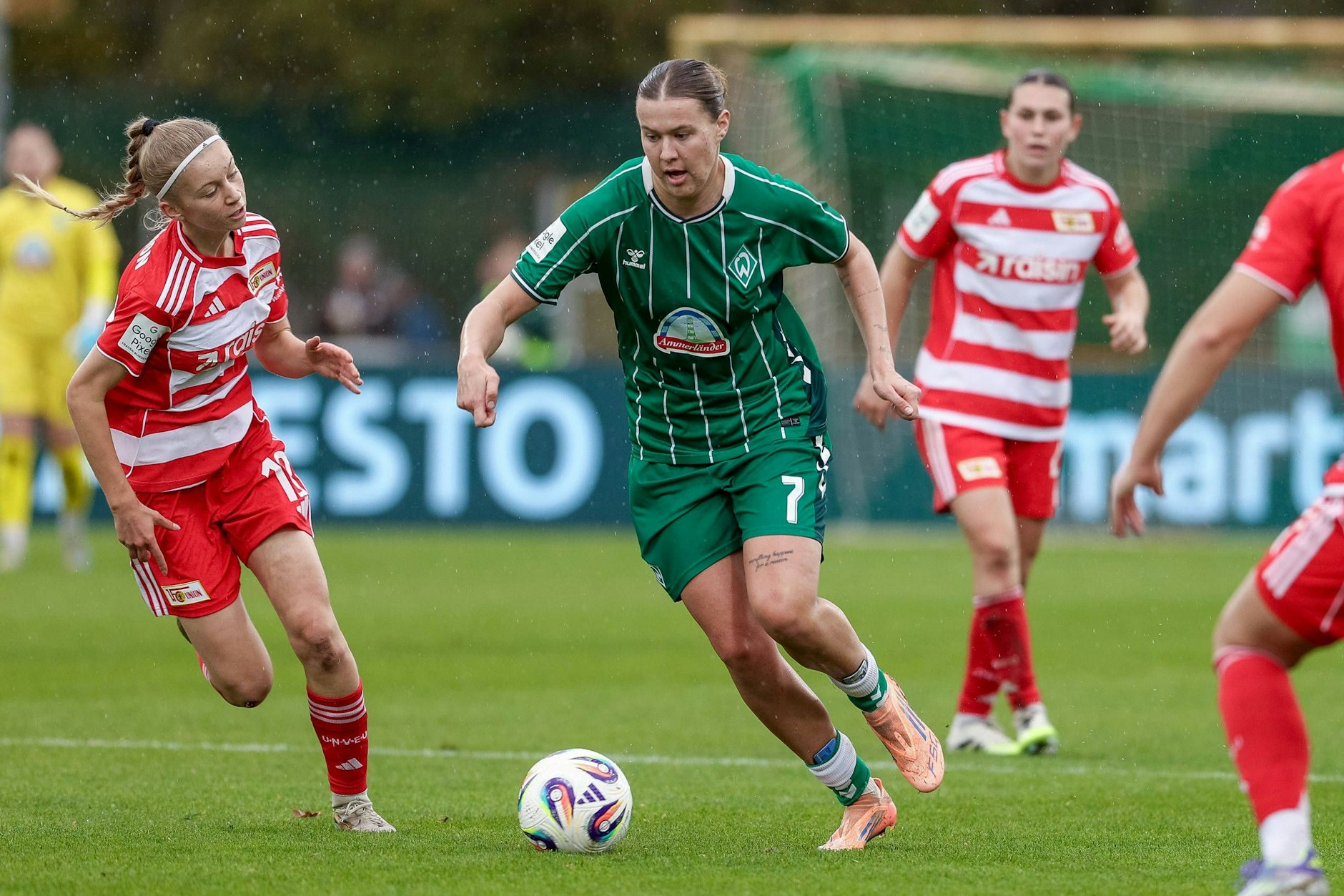 Werders Larissa Mühlhaus zieht an Leona Seifert (l.) vorbei.