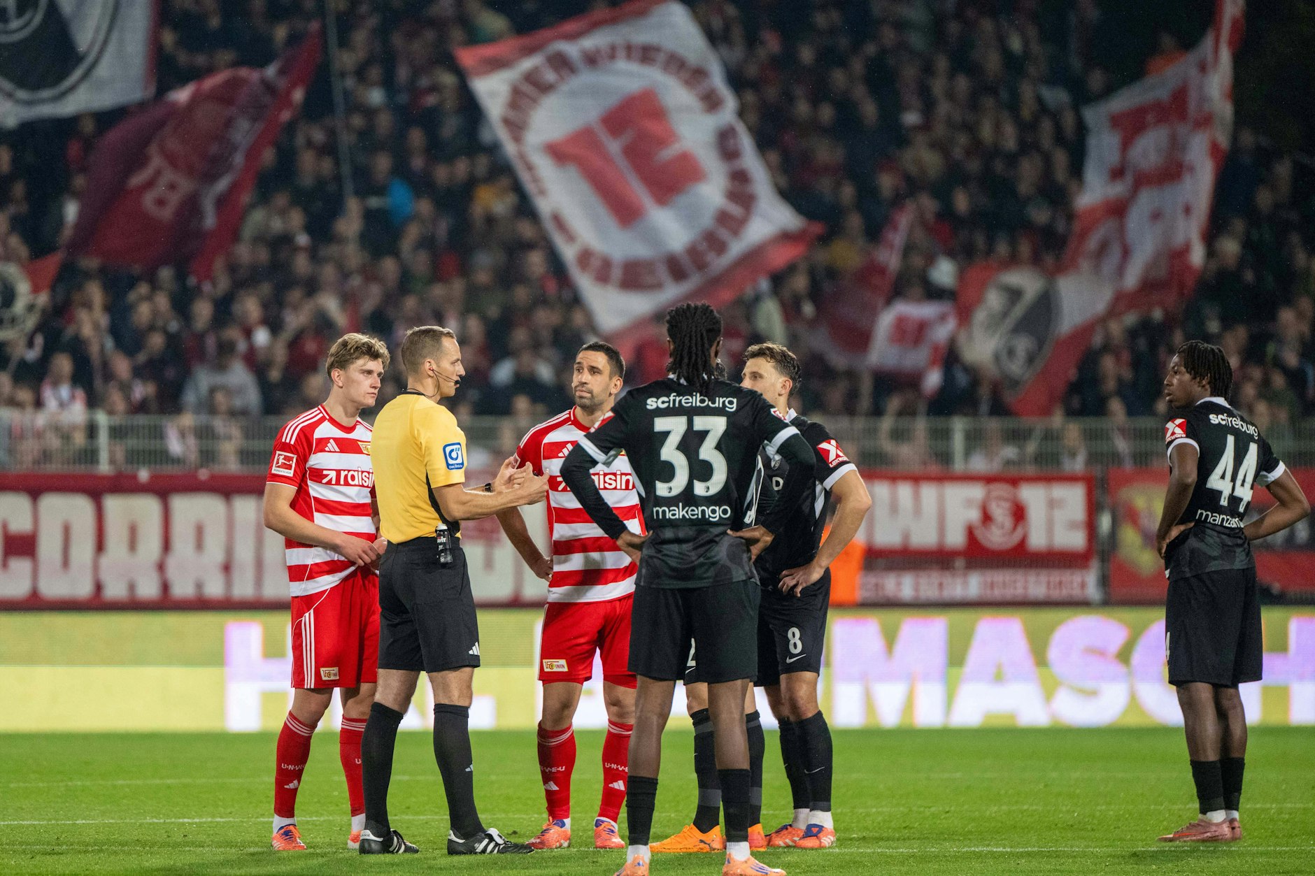 VAR-Irrsinn beim Spiel des 1. FC Union gegen Freiburg: Minutenlang wurde nach dem vermeintlichen Tor von Andrej Ilic auf den Videobeweis gewartet.