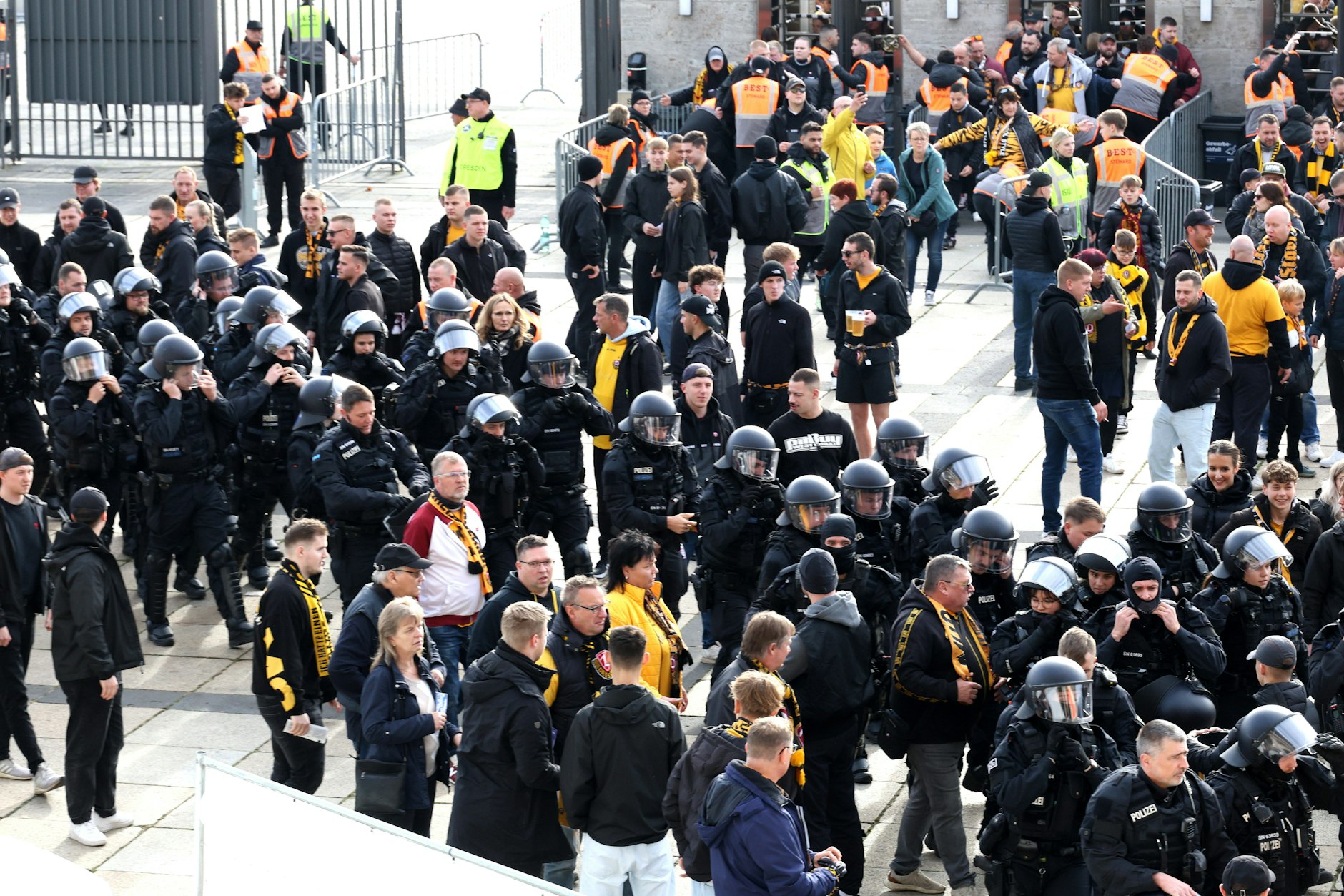 Behelmte Polizisten marschieren Richtung vor Herthas Spiel gegen Dresden zum Marathon-Tor, dem Gästeblock für die Dynamo-Fans.