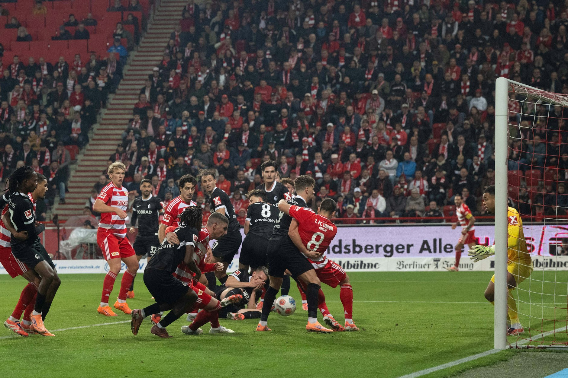 Der Video-Assistent entscheidet auf Abseits von Rani Khedira beim vermeintlichem Union-Tor von Andrej Ilic gegen den SC Freiburg.