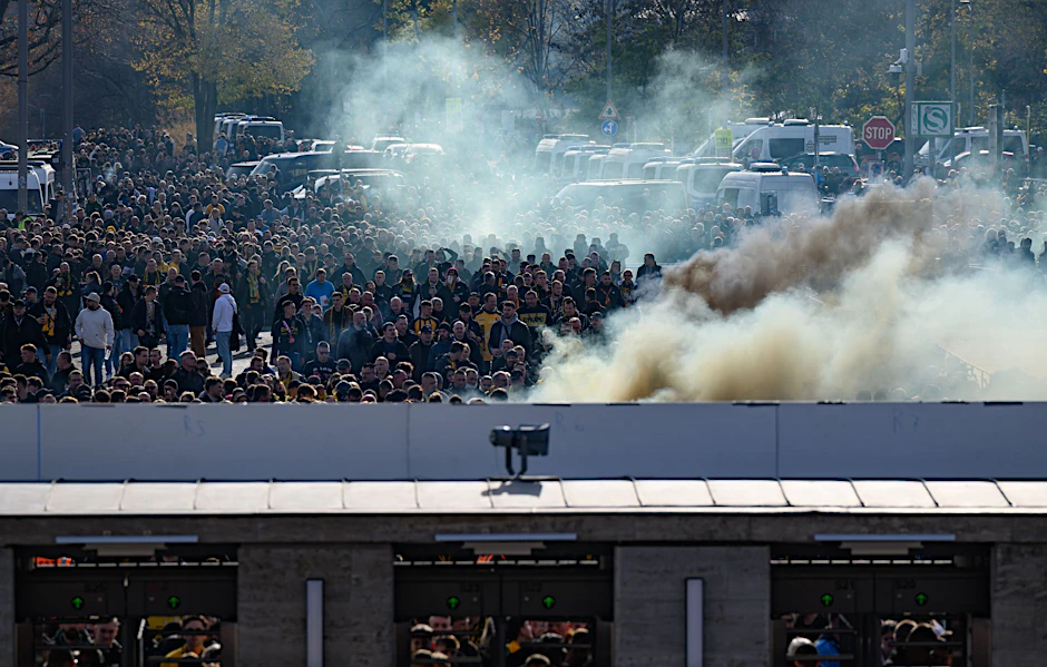Dynamofans zünden vor dem Eingang des Gästebereichs Pyrotechnik.