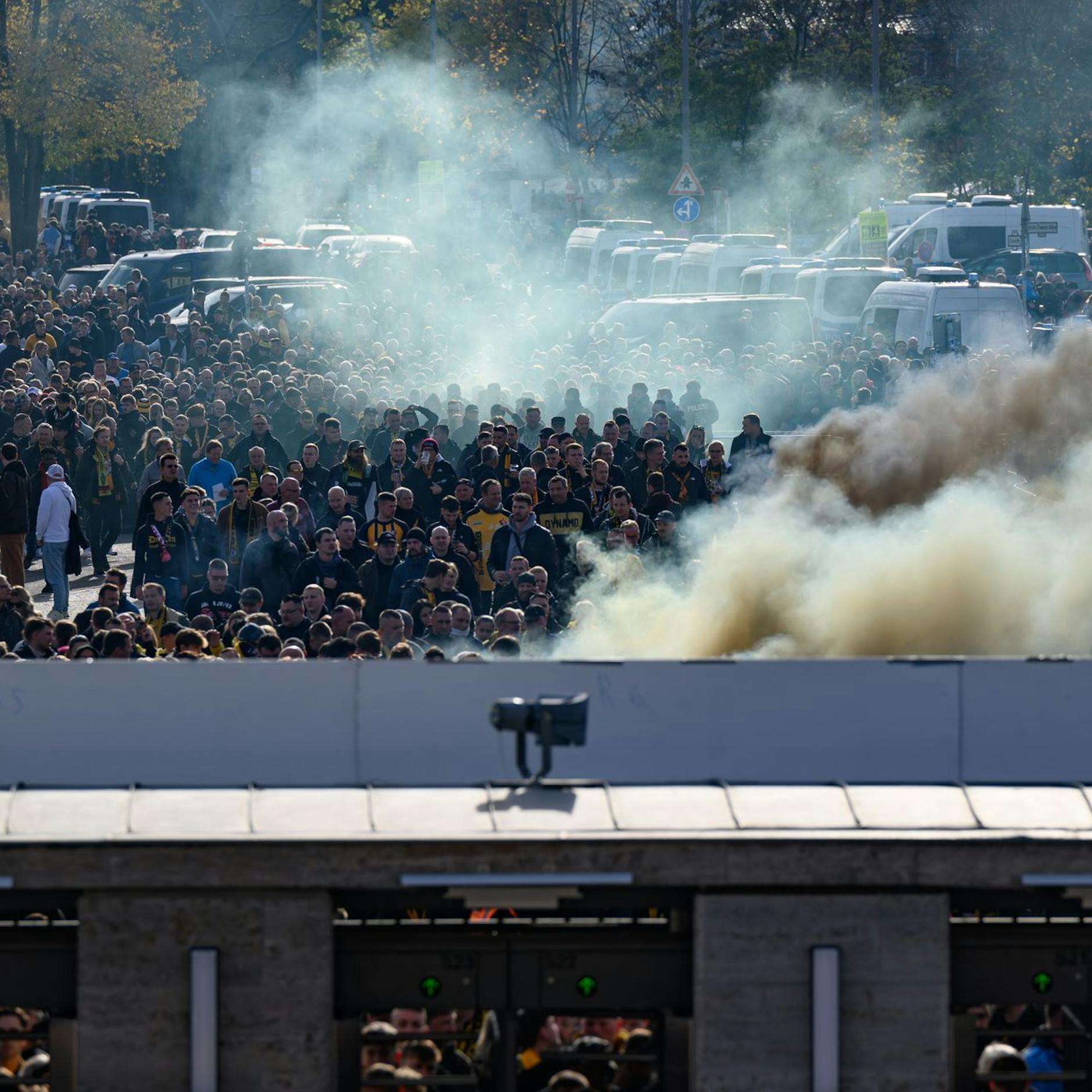 Image - Hertha BSC gegen Dynamo Dresden: Fußball-Fans gehen im Stadion aufeinander los