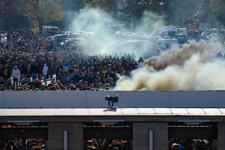 Hertha BSC gegen Dynamo Dresden: Fußball-Fans gehen im Stadion aufeinander los