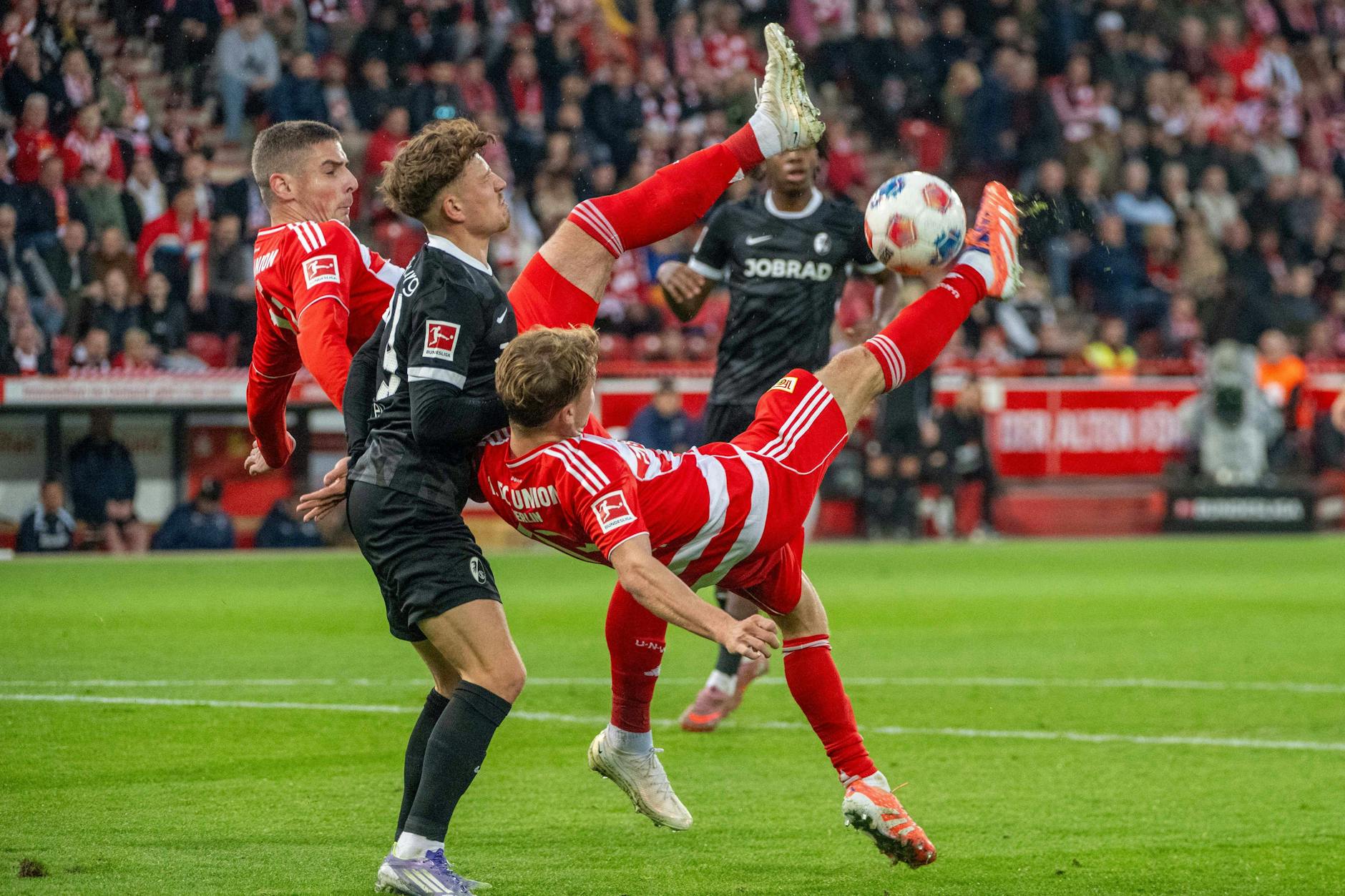 Andrej Ilic (Union), Philipp Treu (Freiburg) und Andras Schäfer (Union) bestreiten einen Dreikampf.