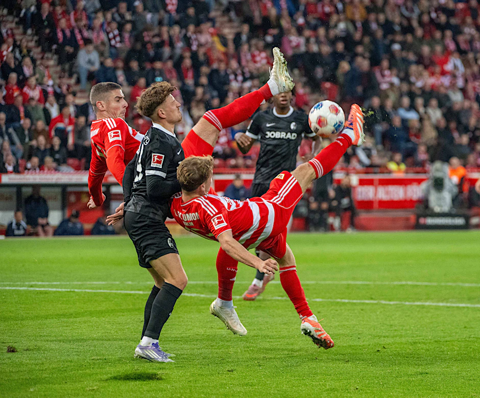 Andrej Ilic (Union), Philipp Treu (Freiburg) und Andras Schäfer (Union) bestreiten einen Dreikampf.