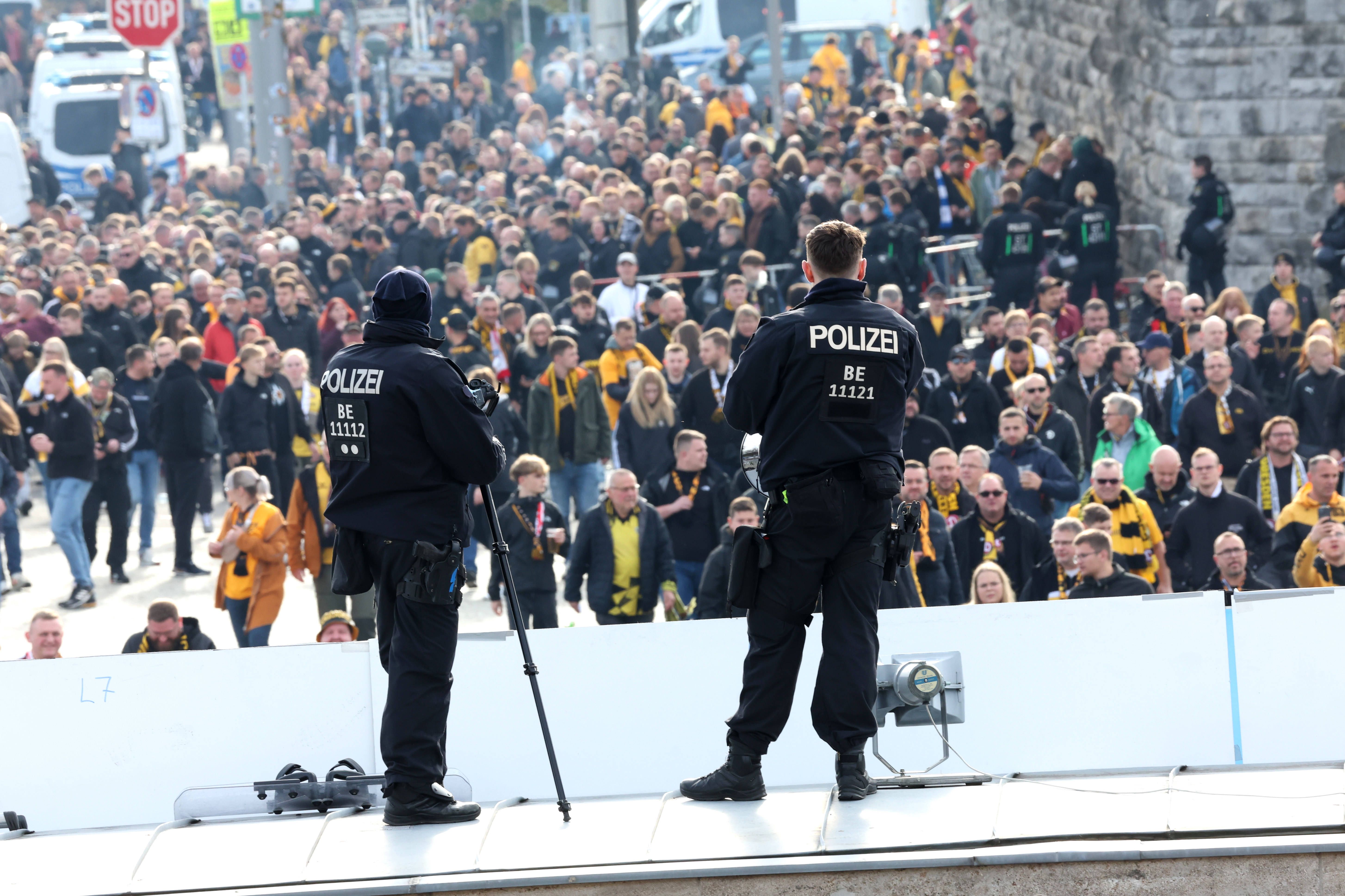 Image - Festung Olympiastadion! 1000 Polizisten, Wasserwerfer, Schutzzäune beim Hertha-Spiel