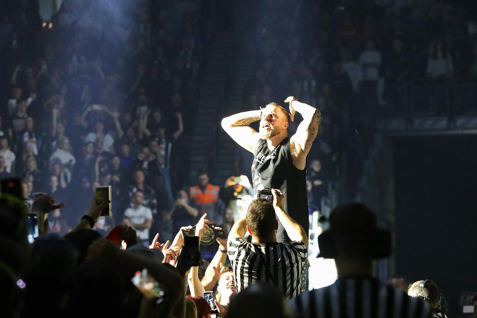 Nils Wehowsky aka Finch, Rapper, im Konzert live in der Uber-Arena