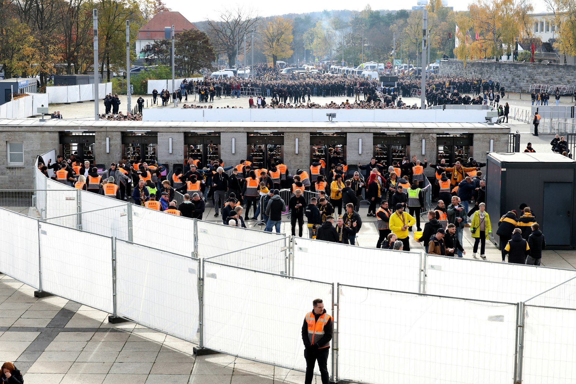 Schon am Südtor vor dem Stadioneingang zündelten Dynamo-Fans mit Rauchbomben. Das sah die Polizei gelassen.
