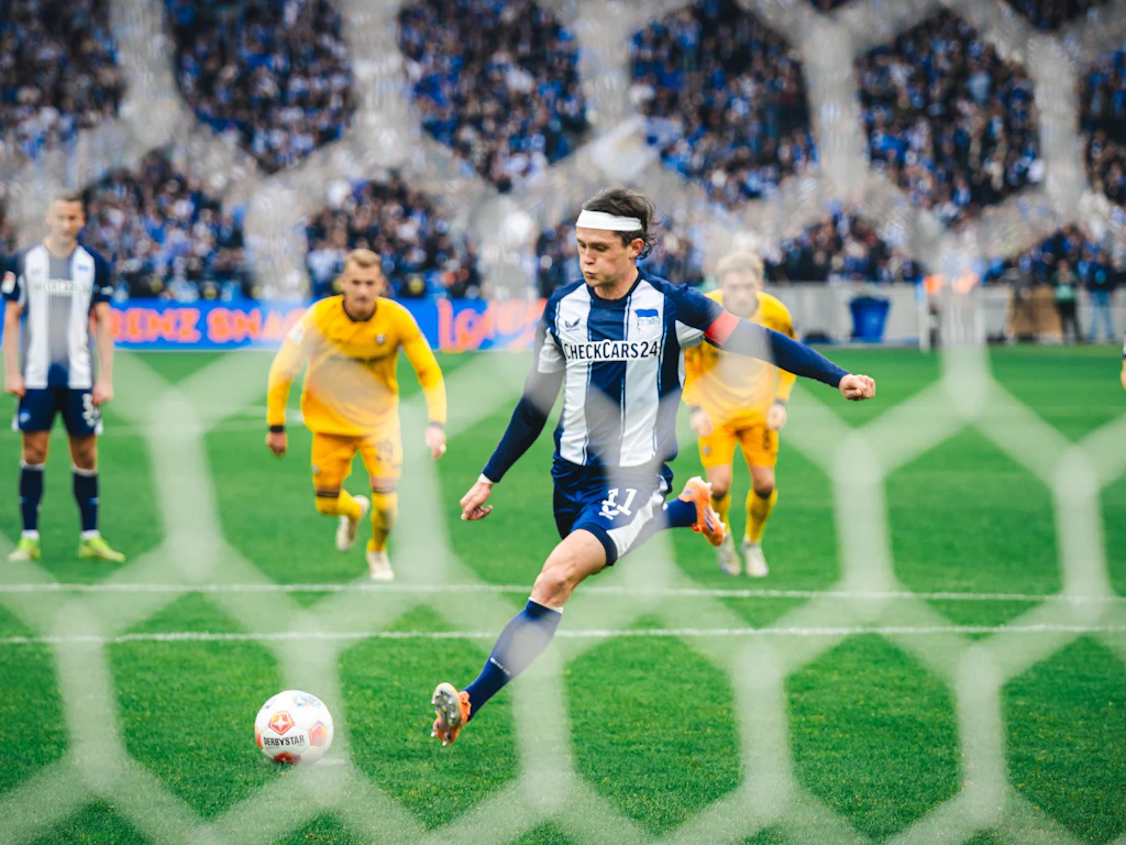 Hertha-Kapitän Fabian Reese schießt den Foulelfmeter und trifft zum 2:0 gegen Dynamo Dresden.
