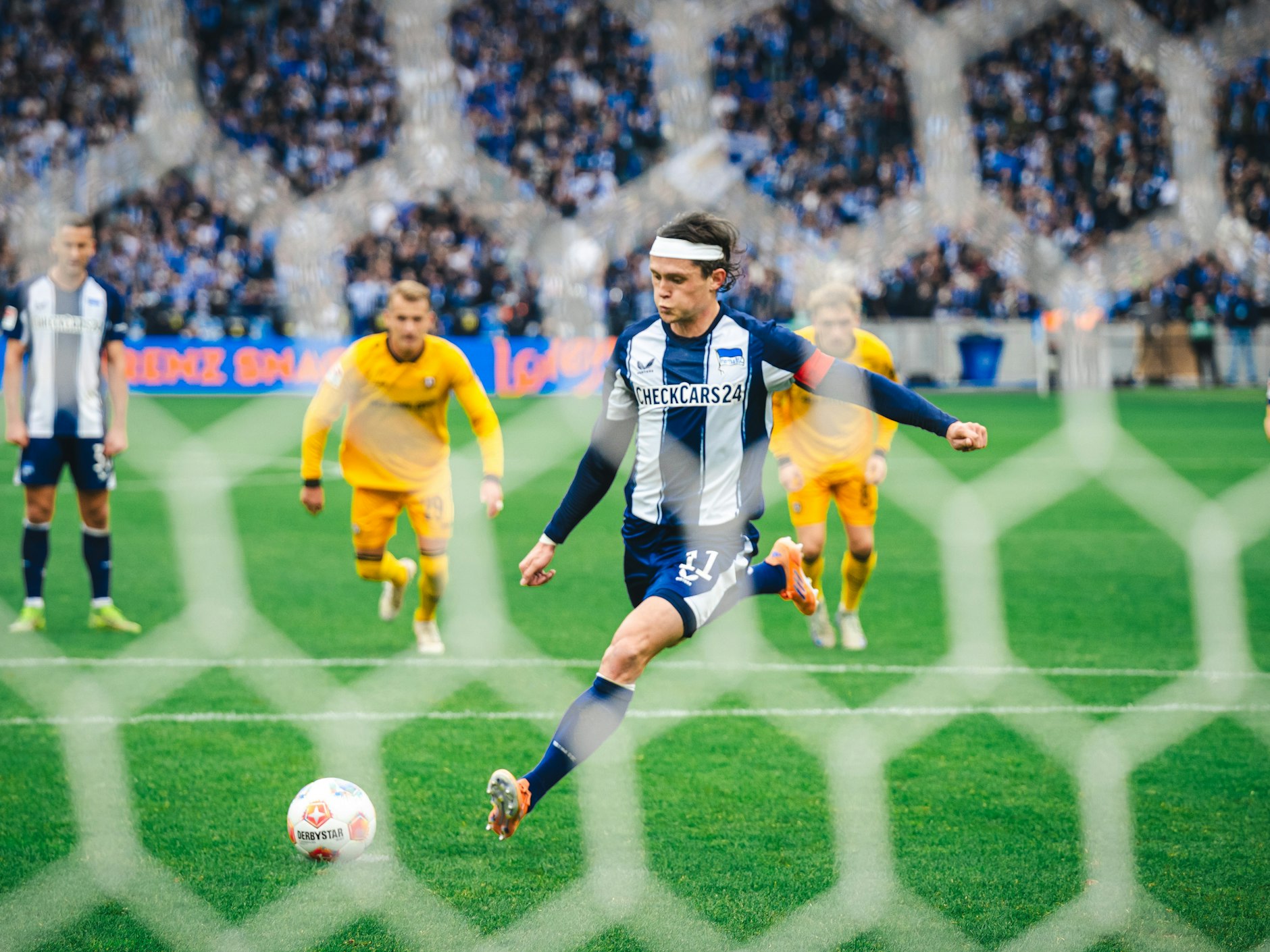 Hertha-Kapitän Fabian Reese schießt den Foulelfmeter und trifft zum 2:0 gegen Dynamo Dresden.