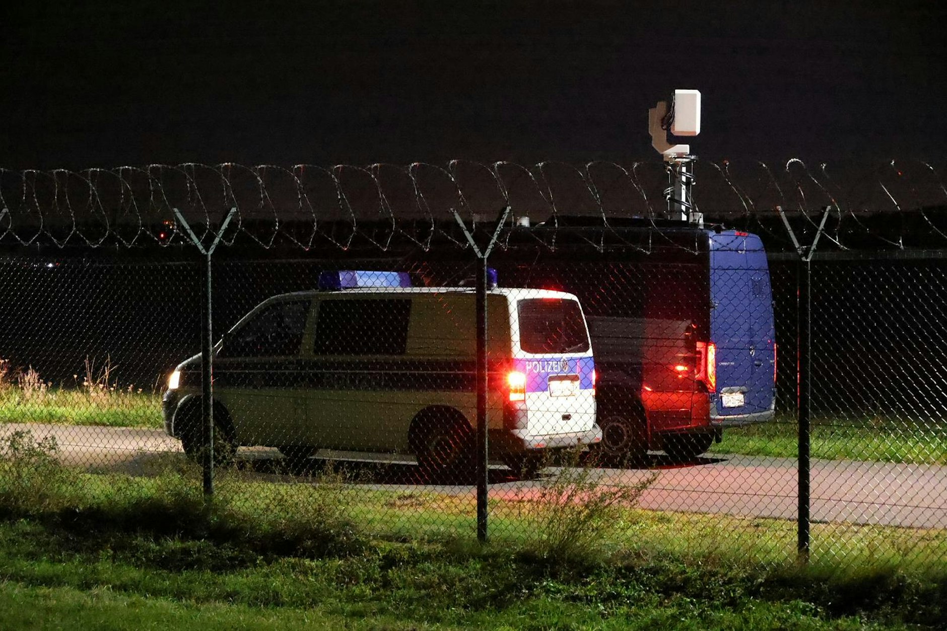 Mit einem Speziallaser sucht die Polizei am BER nach Drohnen und Personen.