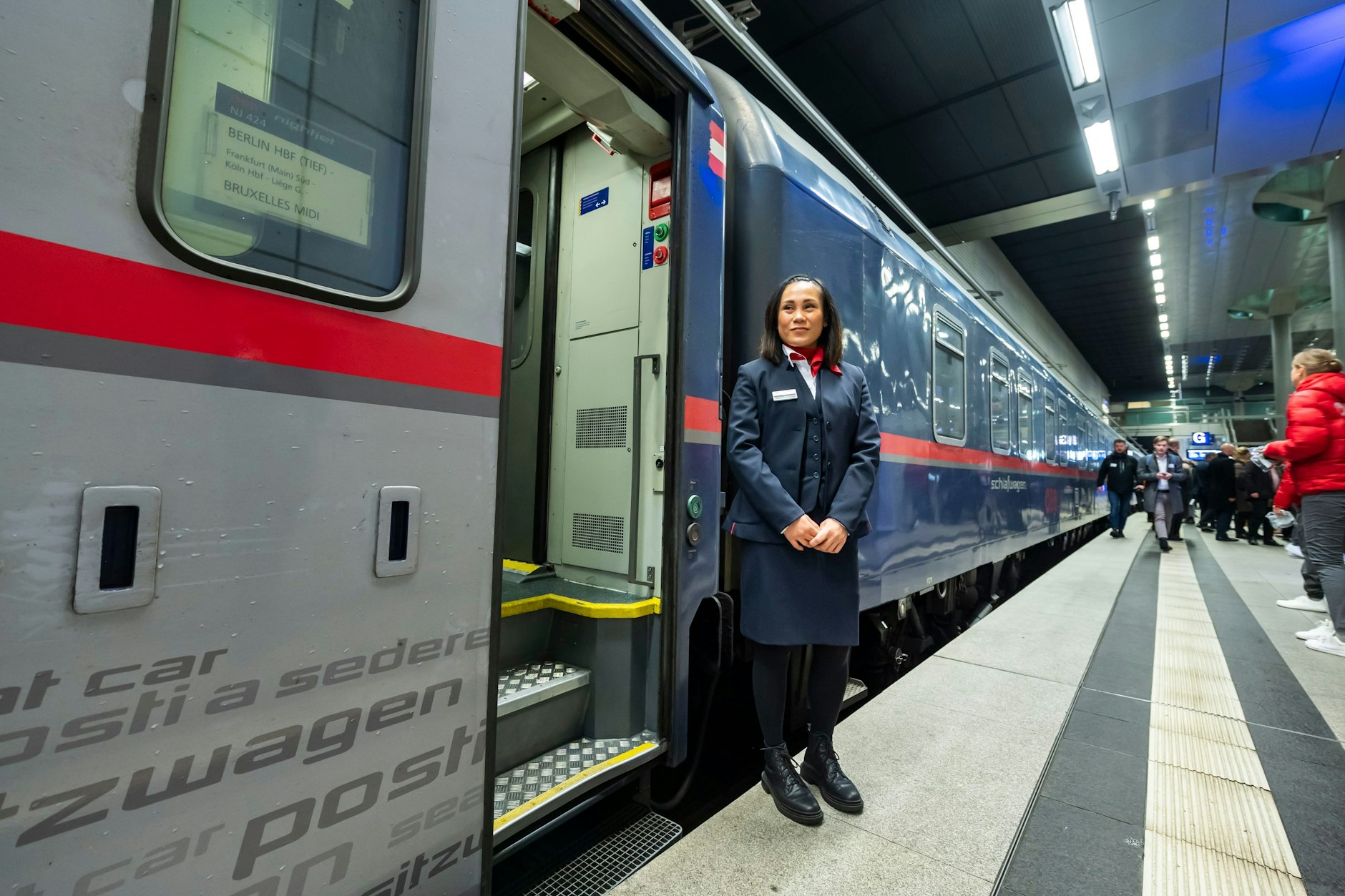 Vor der ersten Fahrt des Nachtzugs Berlin–Paris: Mit vielen offiziellen Premierengästen steht der ÖBB Nightjet im Hauptbahnhof.