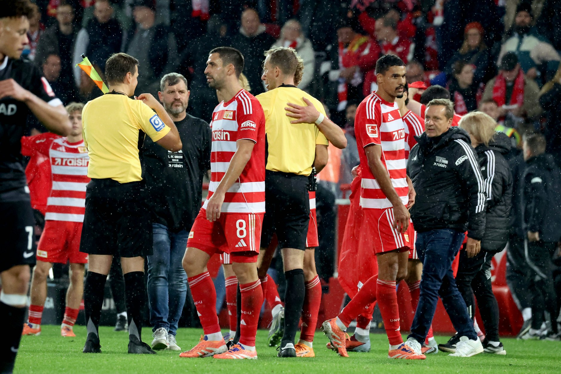 Horst Heldt (r.) regte sich nach der Partie des 1. FC Union Berlin gegen den SC Freiburg massiv über das Schiedsrichtergespann auf.