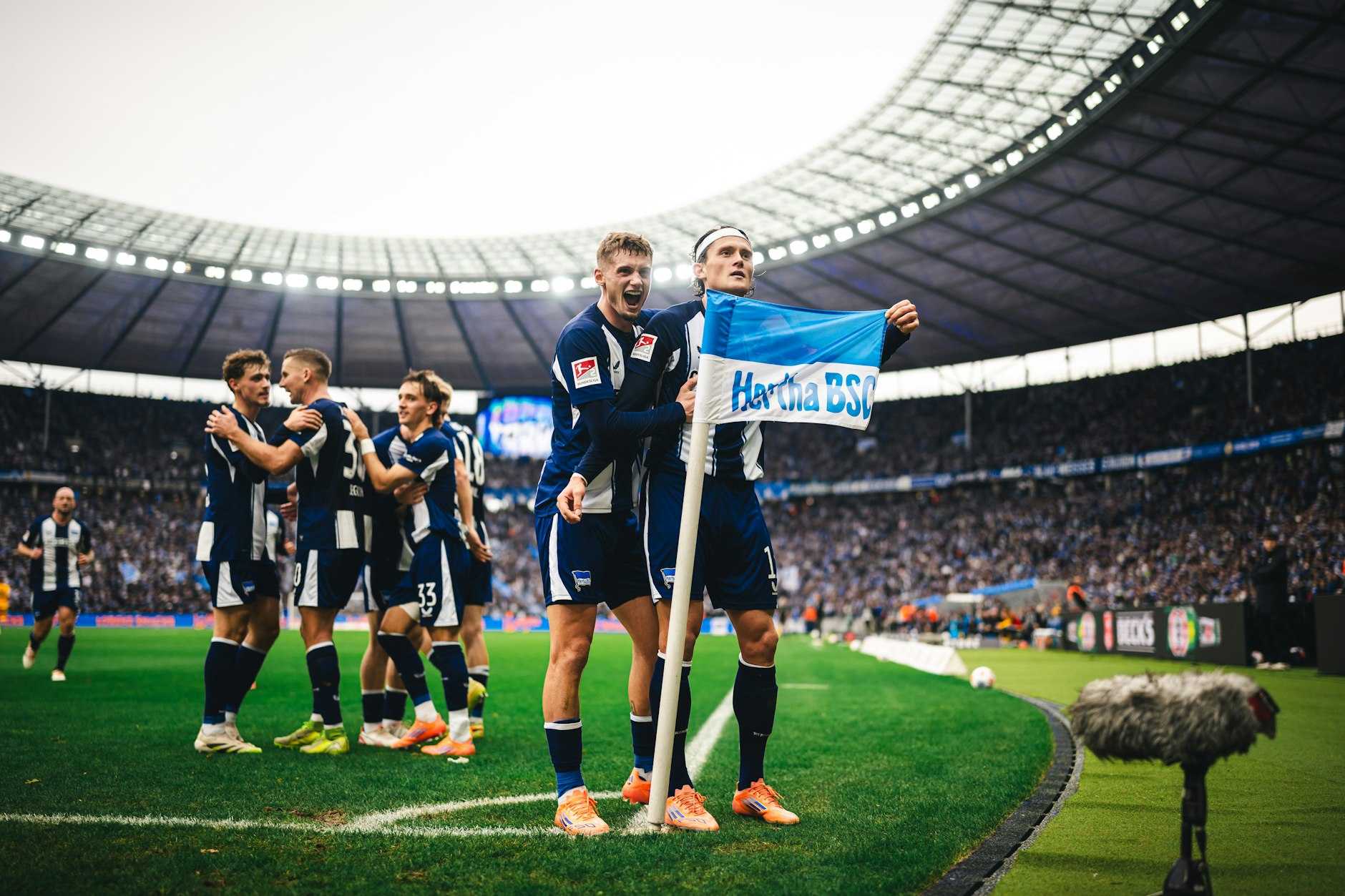 Fabian Reese zeigt nach seinem Tor zum 2:0 gegen Drseden Flagge und spreizt die Hertha-Eckfahne Richtung Dynamo-Block.