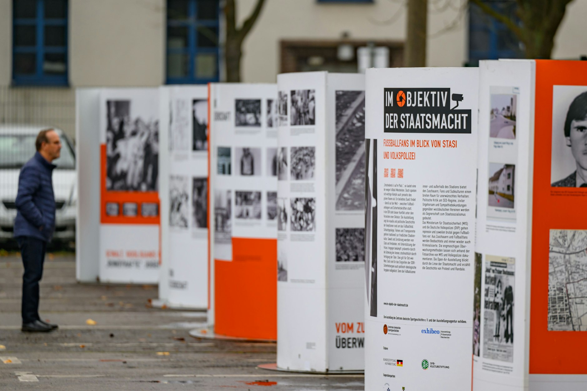 Die neue Ausstellung in Frankfurt wirft einen Blick auf die Überwachungs-Methoden der Stasi - und zeigt, wie Fußballfans in der DDR ins Visier des Geheimdienstes gerieten.