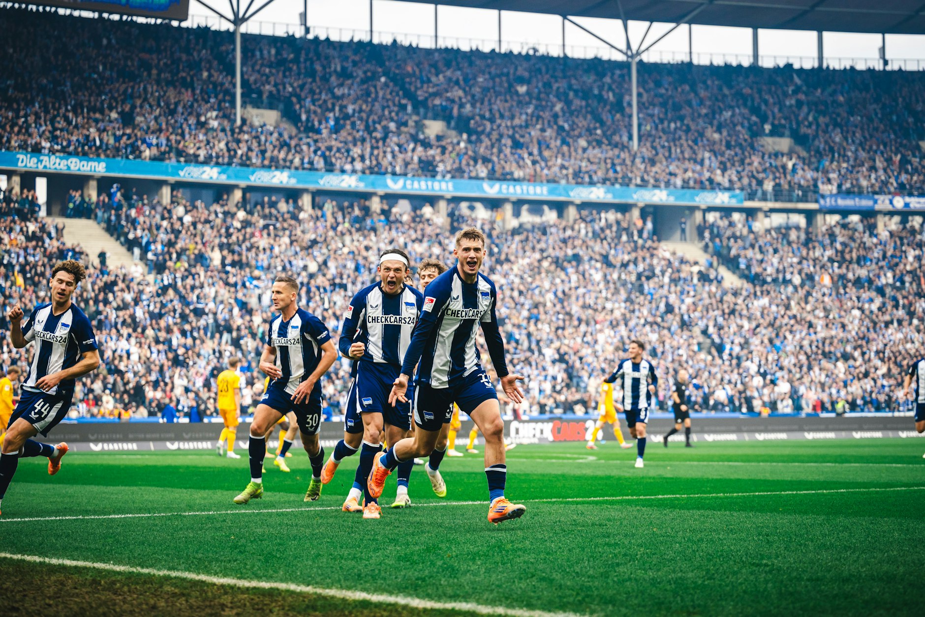 Und jetzt im Jubel-Gleichschritt in der Tabelle durchstarten. Fabian Reese und Michael Cuisance wollen mit Hertha BSC in die Bundesliga.