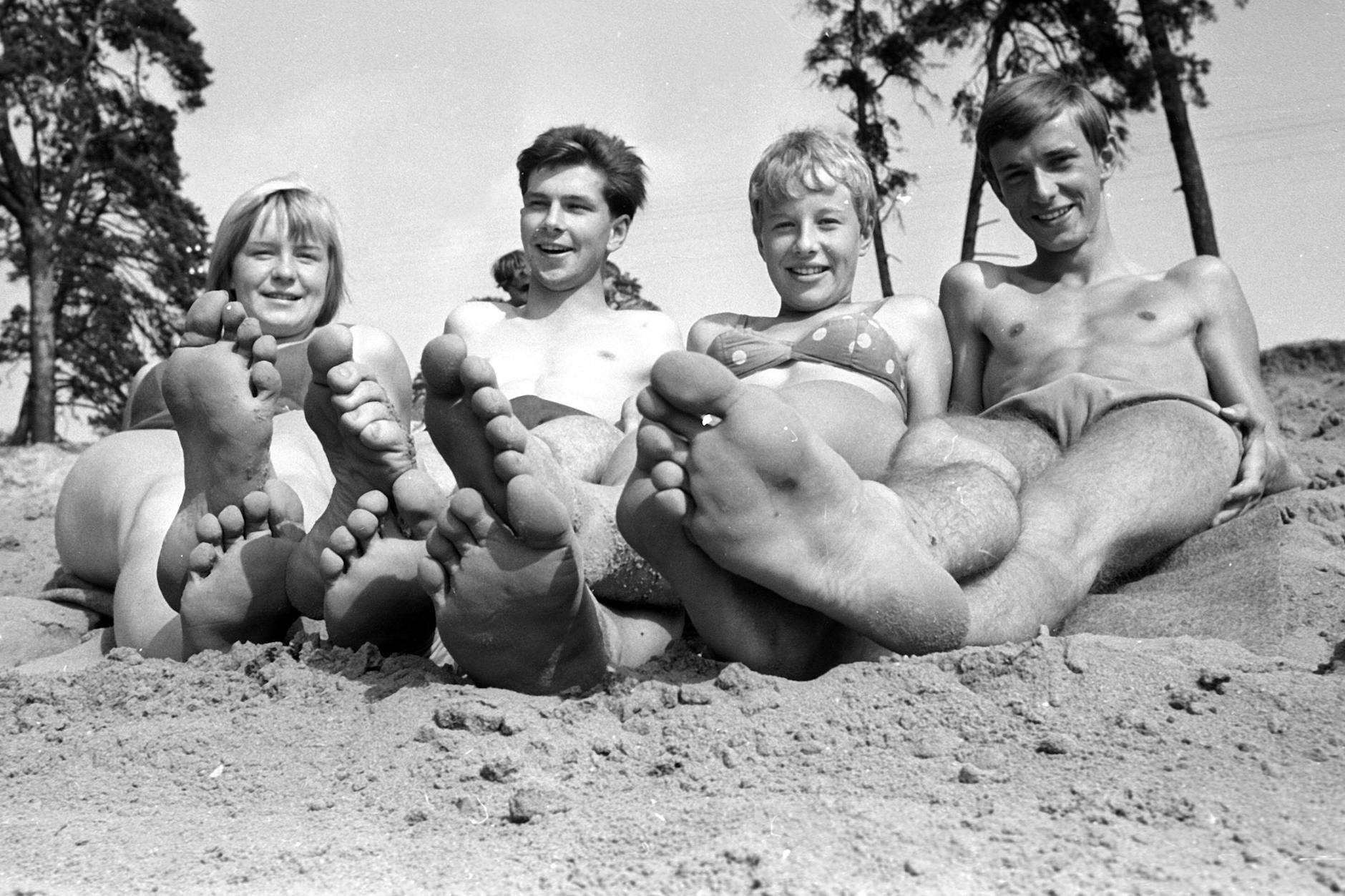 Sommer in der DDR im Jahr 1965: Jugendliche lümmeln an einem Strand herum. Ob sie auch eine eigene Jugendsprache hatten?