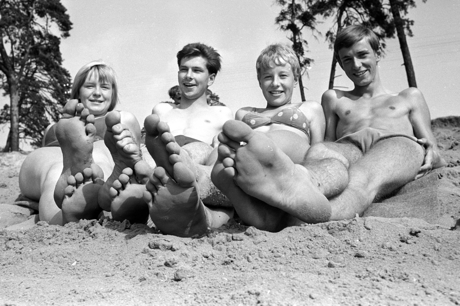 Sommer in der DDR im Jahr 1965: Jugendliche lümmeln an einem Strand herum. Ob sie auch eine eigene Jugendsprache hatten?