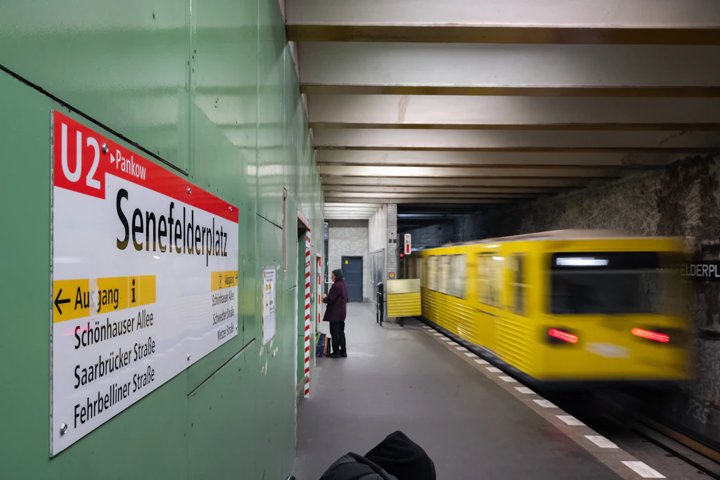 Wer in Richtung Pankow mit der U2 unterwegs ist und zum Senefelderplatz will, muss einen kleinen Umweg in Kauf nehmen.