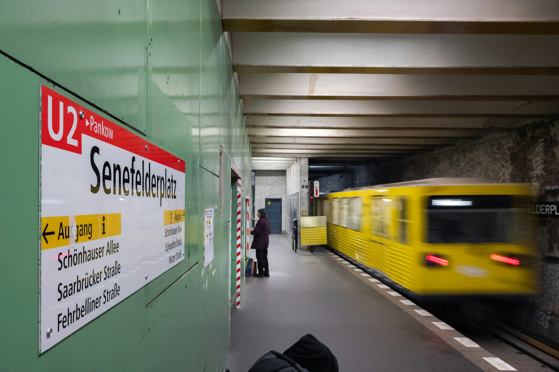 Wer in Richtung Pankow mit der U2 unterwegs ist und zum Senefelderplatz will, muss einen kleinen Umweg in Kauf nehmen.